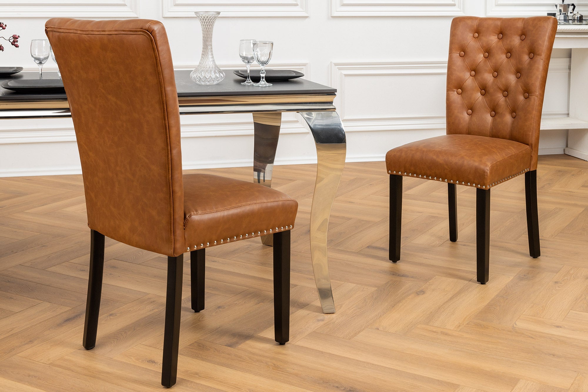 Juego de 2 sillones CASTLE Chesterfield de polipiel marrón y madera de caucho negra con remaches decorativos