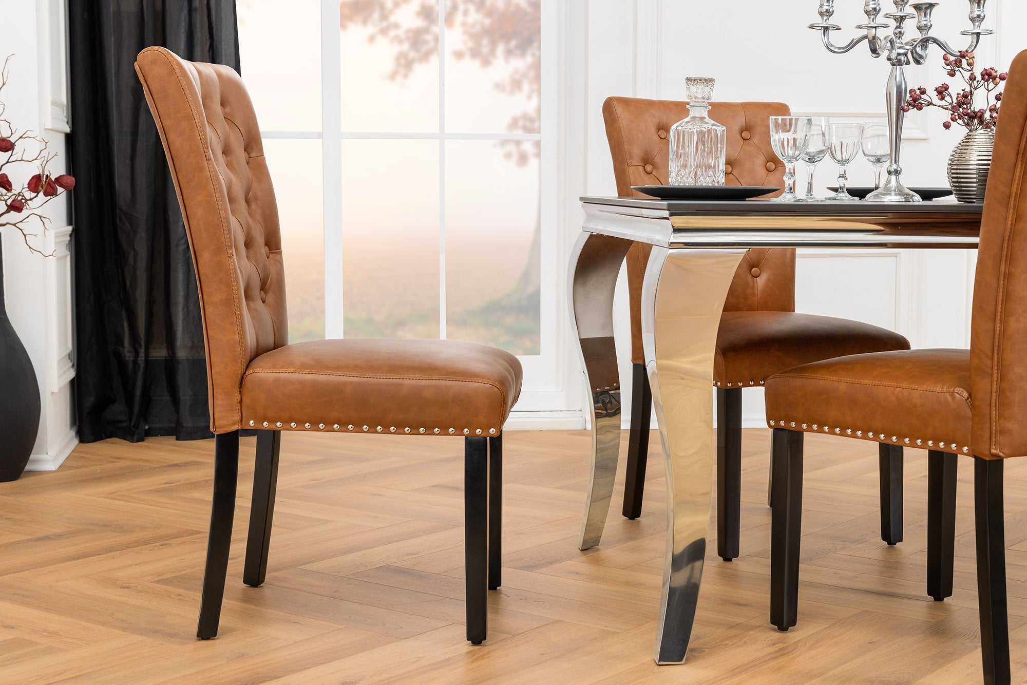 Juego de 2 sillones CASTLE Chesterfield de polipiel marrón y madera de caucho negra con remaches decorativos