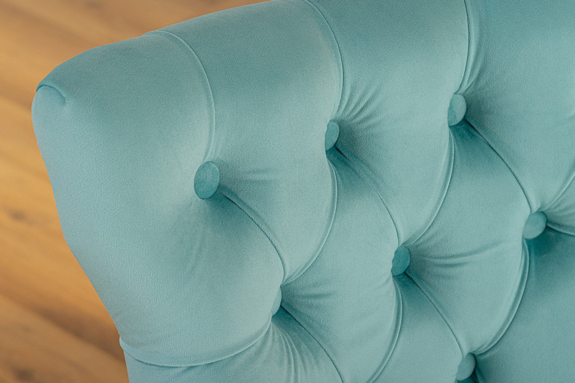 Lote de 2 sillones Chesterfield de terciopelo azul CASTLE con patas de acero inoxidable dorado y cómoda empuñadura