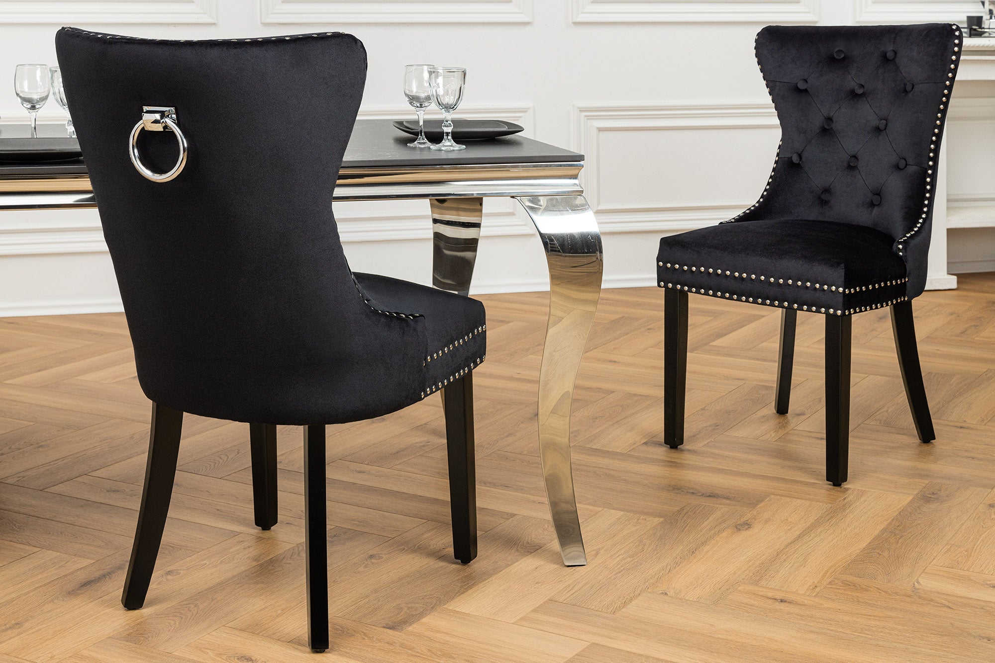Lot de 2x chaises Chesterfield CASTLE velours noir bois massif rivets décoratifs avec poignée confort
