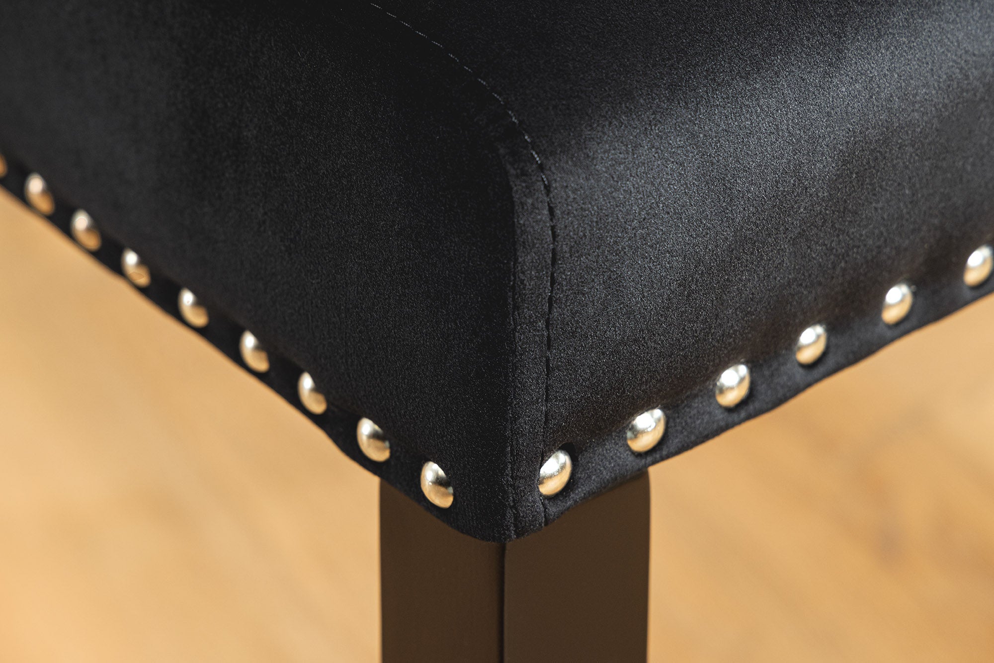 Lote de 2x sillones CASTLE Chesterfield terciopelo negro madera de caucho remaches decorativos