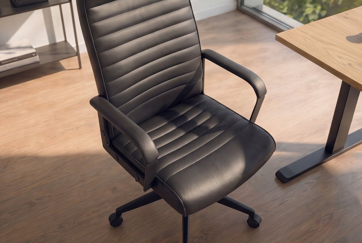 Chaise de bureau réglable en hauteur LAZIO pivotante en simili cuir noir avec roulettes