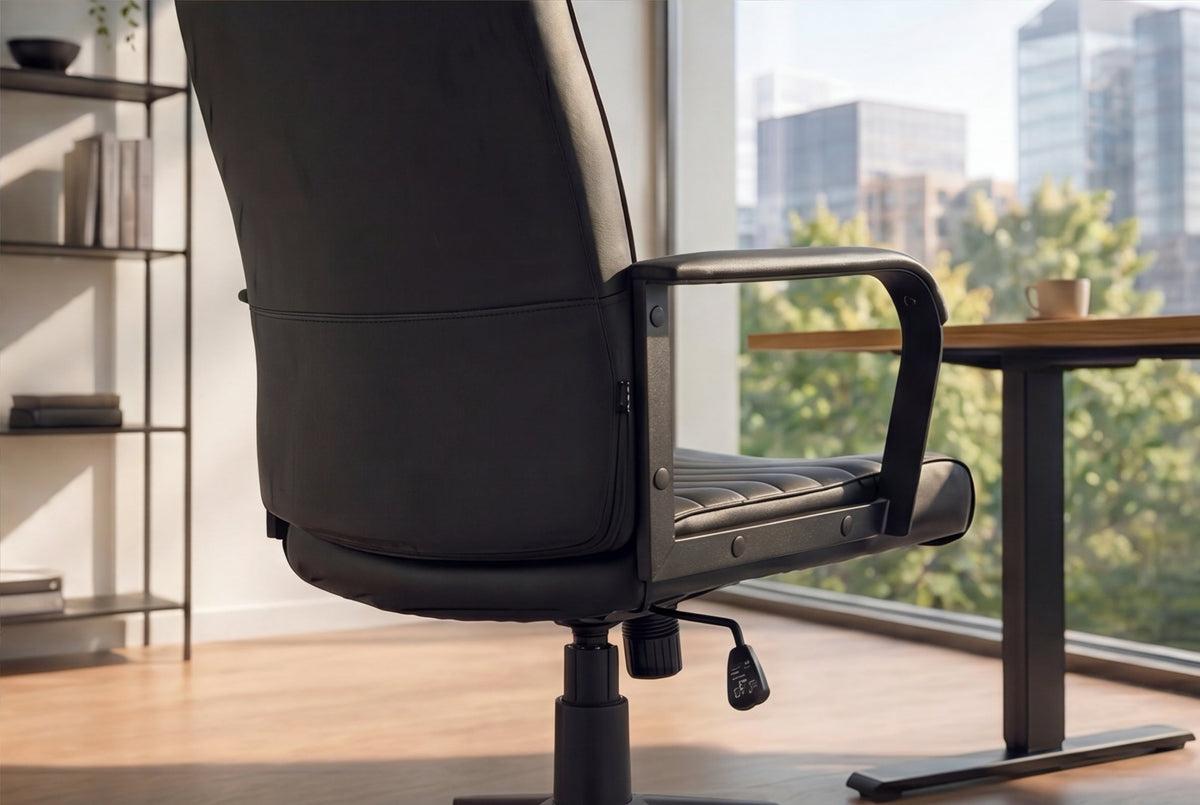 Chaise de bureau réglable en hauteur LAZIO pivotante en simili cuir noir avec roulettes