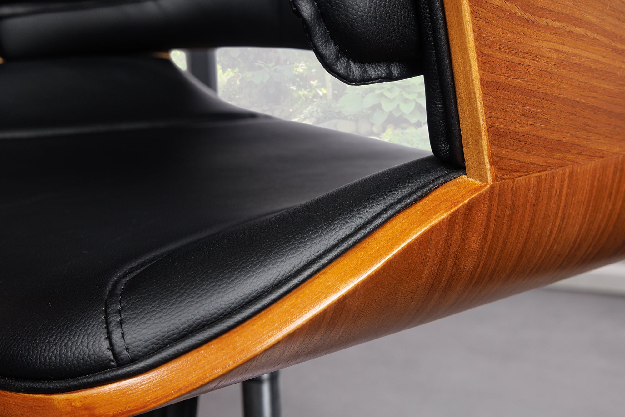 Silla de oficina MANHATTAN regulable en altura, de piel artificial nogal con reposabrazos de diseño retro