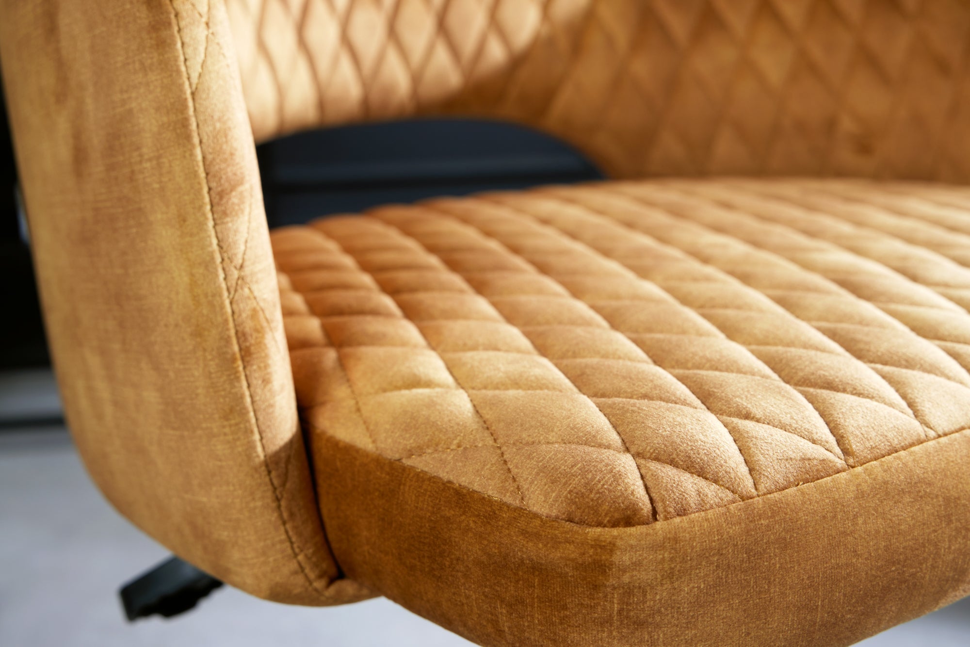 Lot de 2x chaises de bureau réglable en hauteur PARIS velours jaune moutarde accoudoirs noirs chaise pivotante