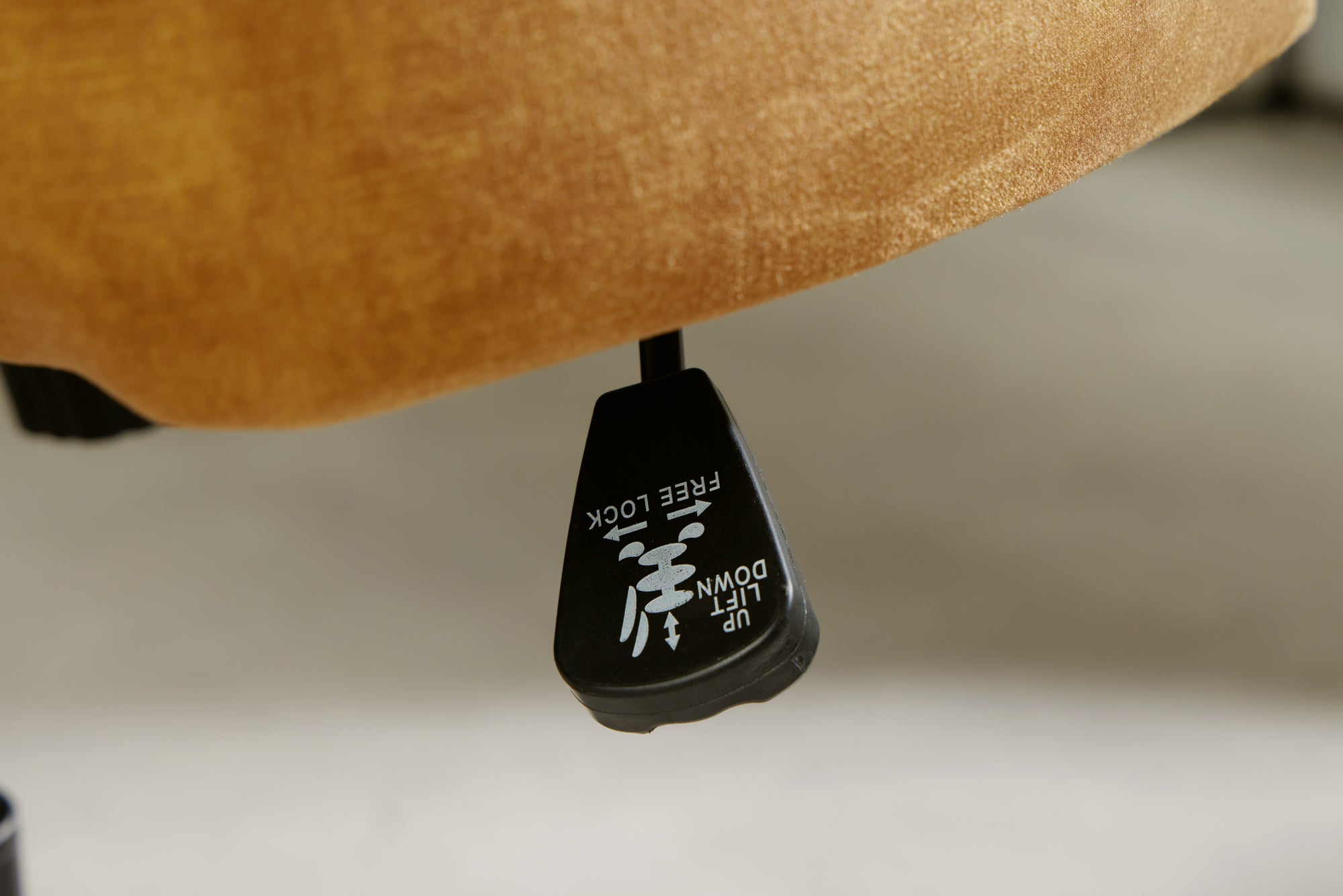 Lot de 2x chaises de bureau réglable en hauteur PARIS velours jaune moutarde accoudoirs noirs chaise pivotante