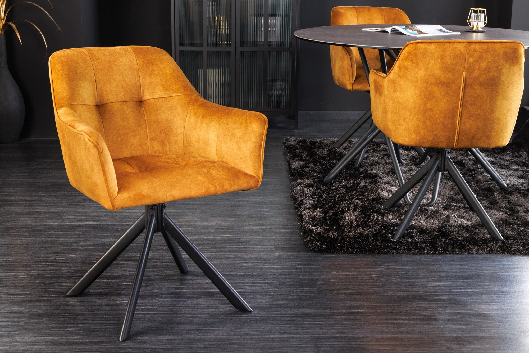 Lote de 2 sillas giratorias de terciopelo amarillo mostaza de diseño LOFT con estructura y reposabrazos de metal negro