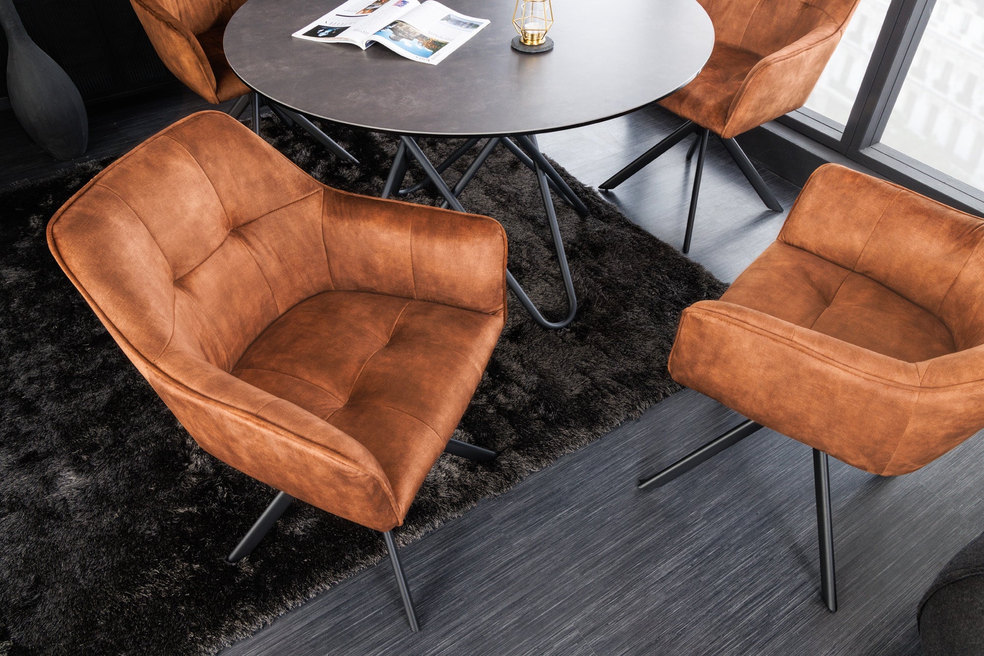 Lote de 2 sillas de diseño LOFT de terciopelo marrón óxido con estructura y reposabrazos de metal negro