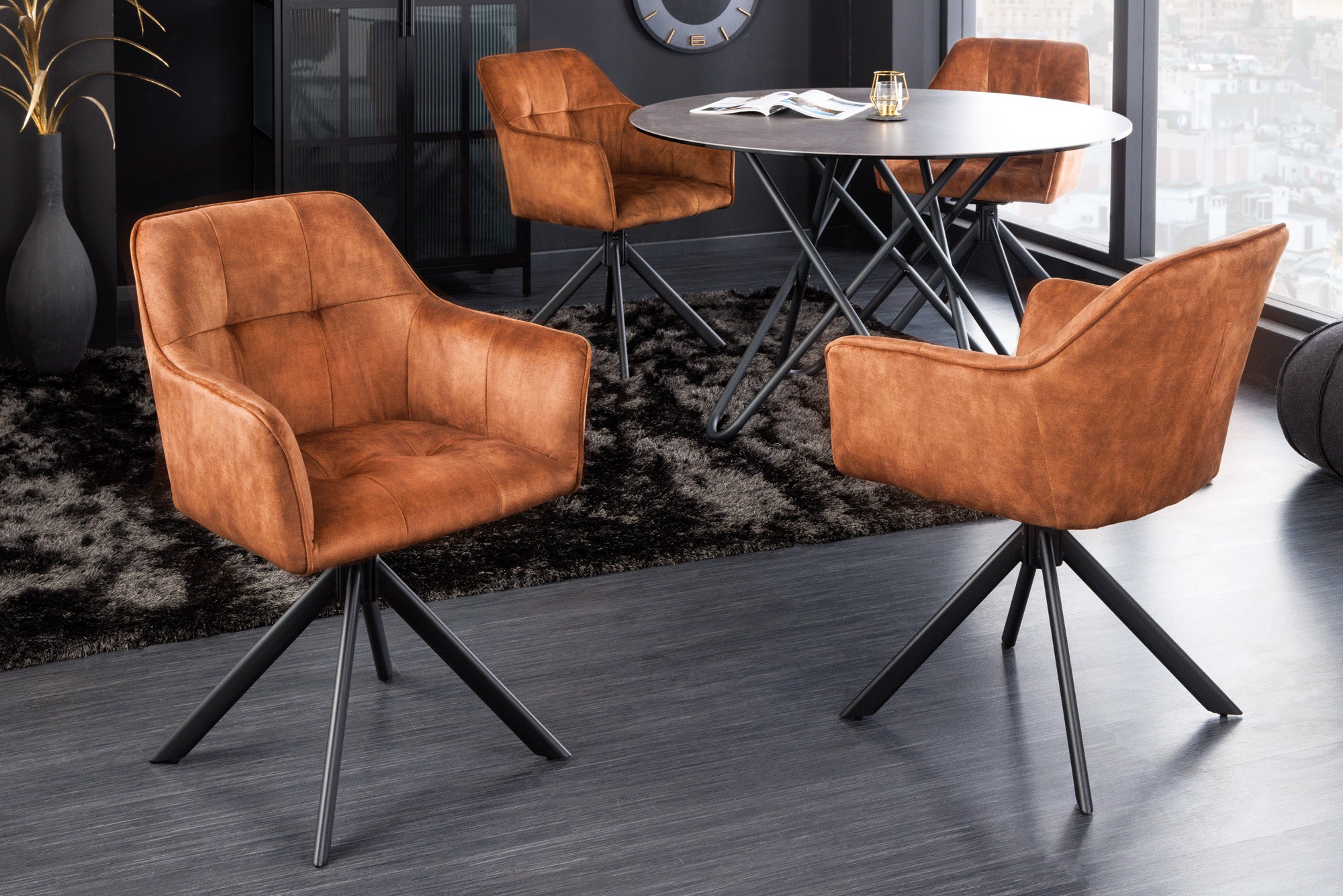 Lote de 2 sillas de diseño LOFT de terciopelo marrón óxido con estructura y reposabrazos de metal negro