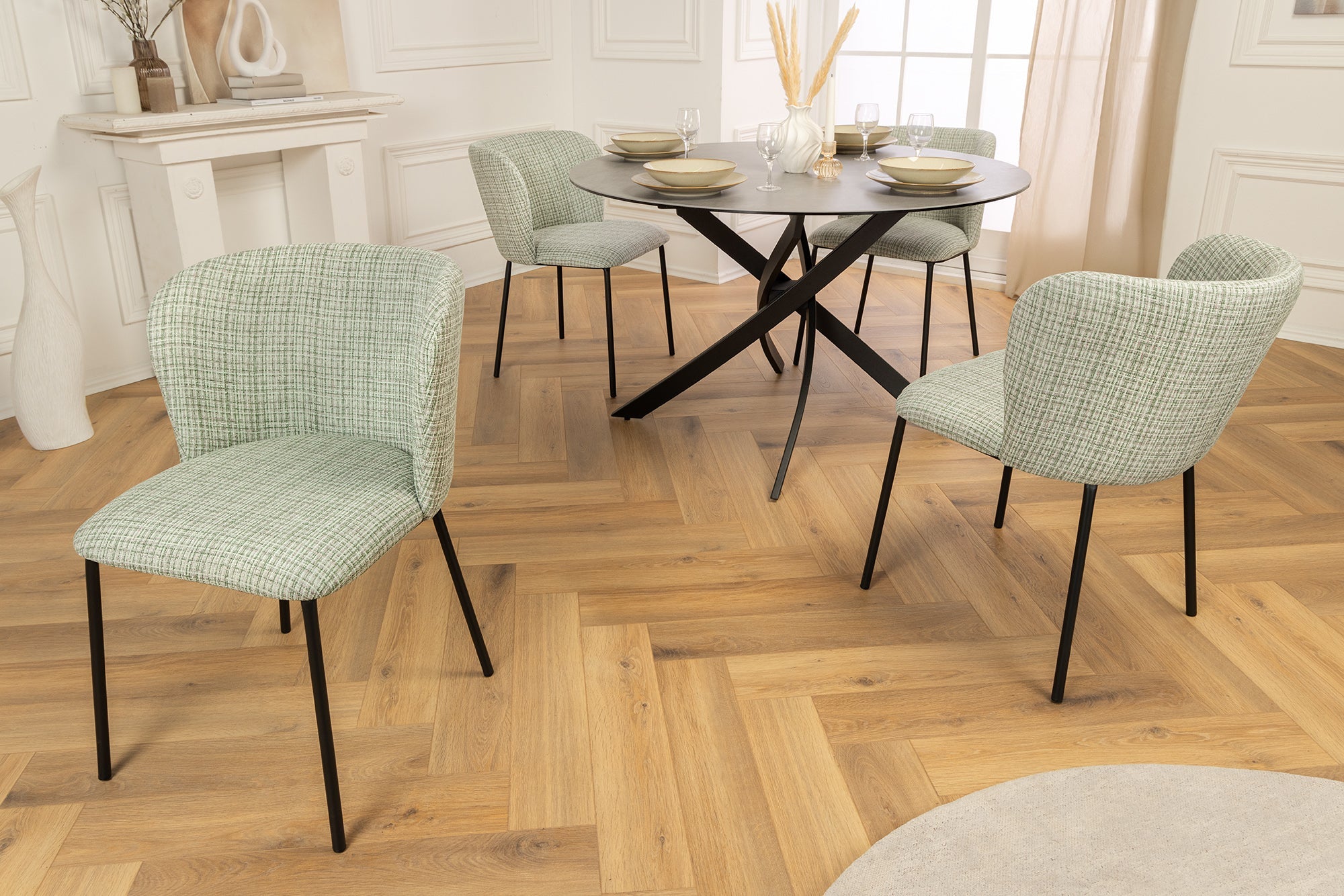 Lote de 2 sillas LYON de diseño a cuadros verde-rosa con patas rizadas de metal negro