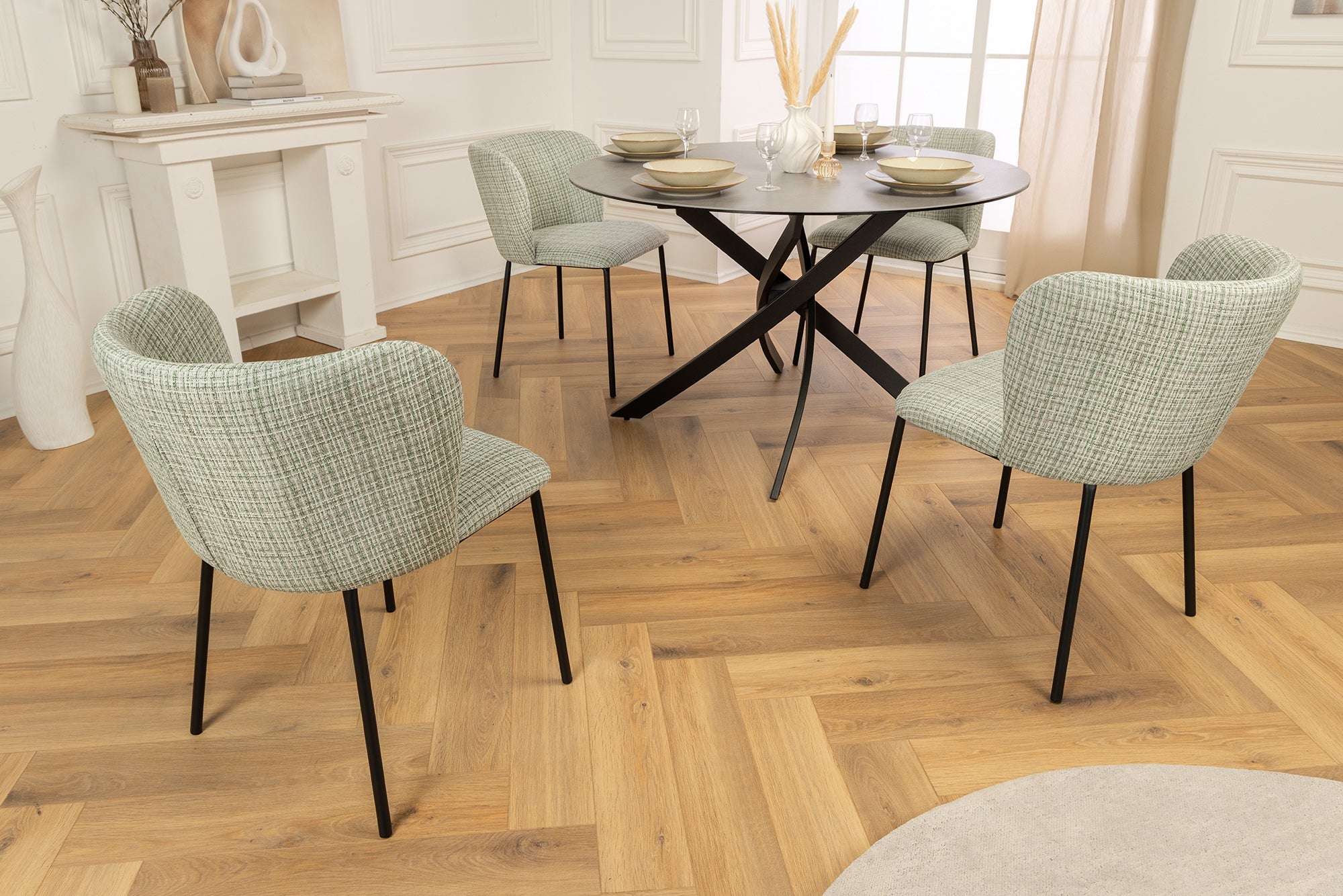 Lote de 2 sillas LYON de diseño a cuadros verde-rosa con patas rizadas de metal negro
