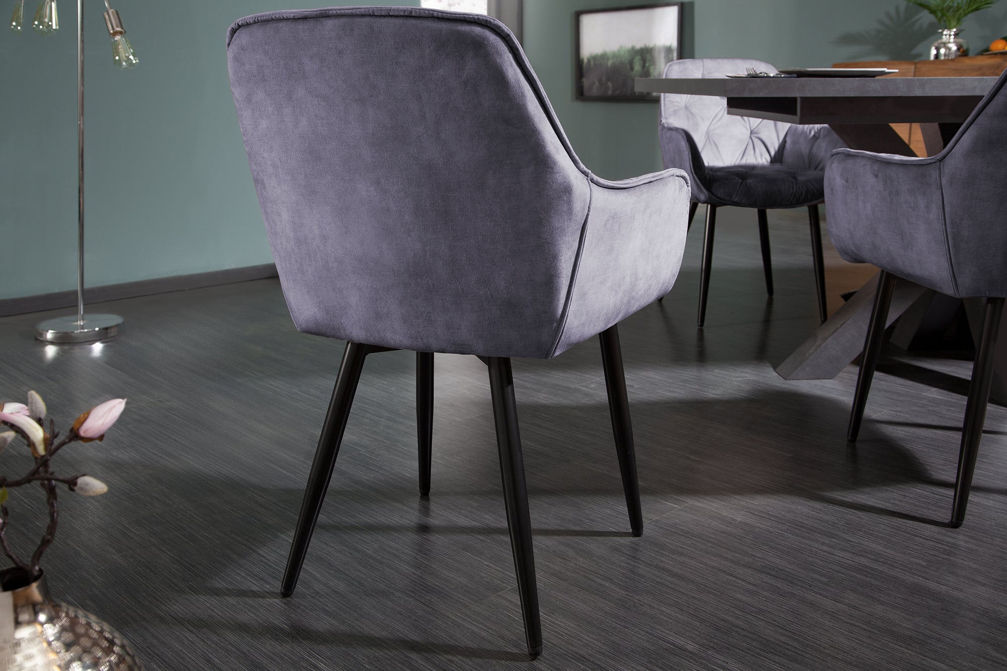 Chaise design MILANO en velours gris avec accoudoirs matelassés décoratifs et pieds en métal noir rembourrés