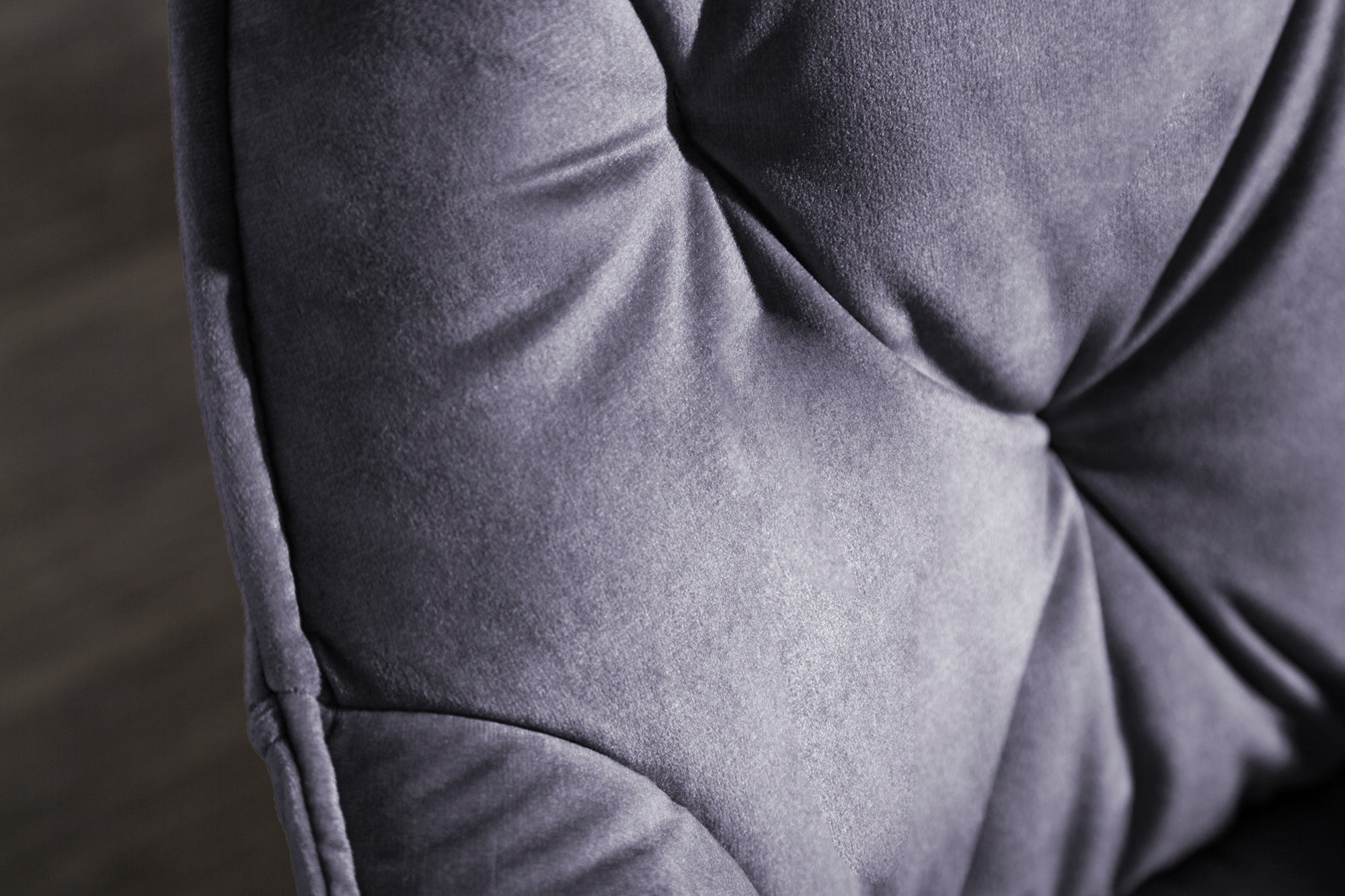 Chaise design MILANO en velours gris avec accoudoirs matelassés décoratifs et pieds en métal noir rembourrés