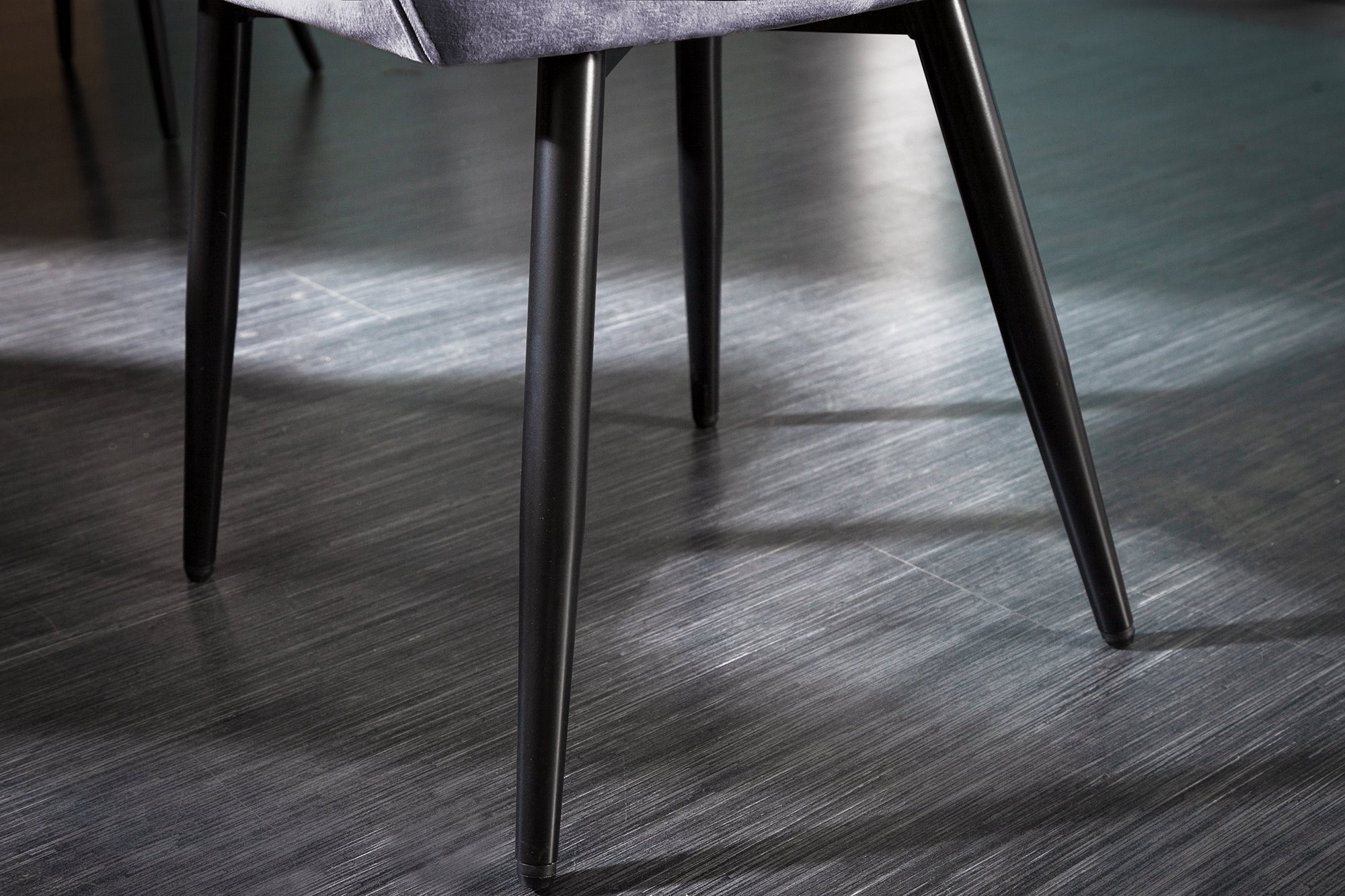 Chaise design MILANO en velours gris avec accoudoirs matelassés décoratifs et pieds en métal noir rembourrés
