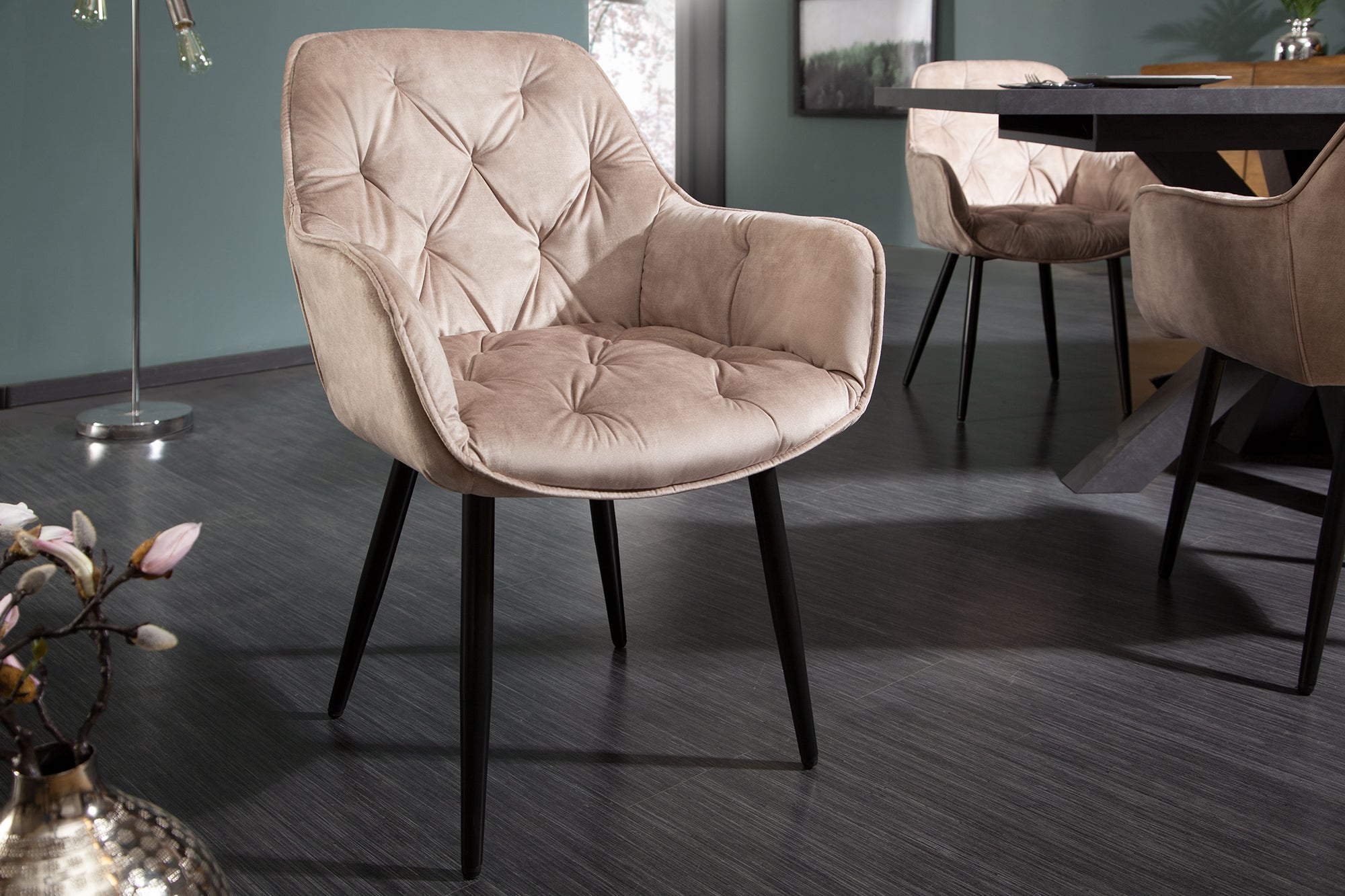 Chaise design MILANO velours beige champagne avec accoudoir tapissée pieds métal noir