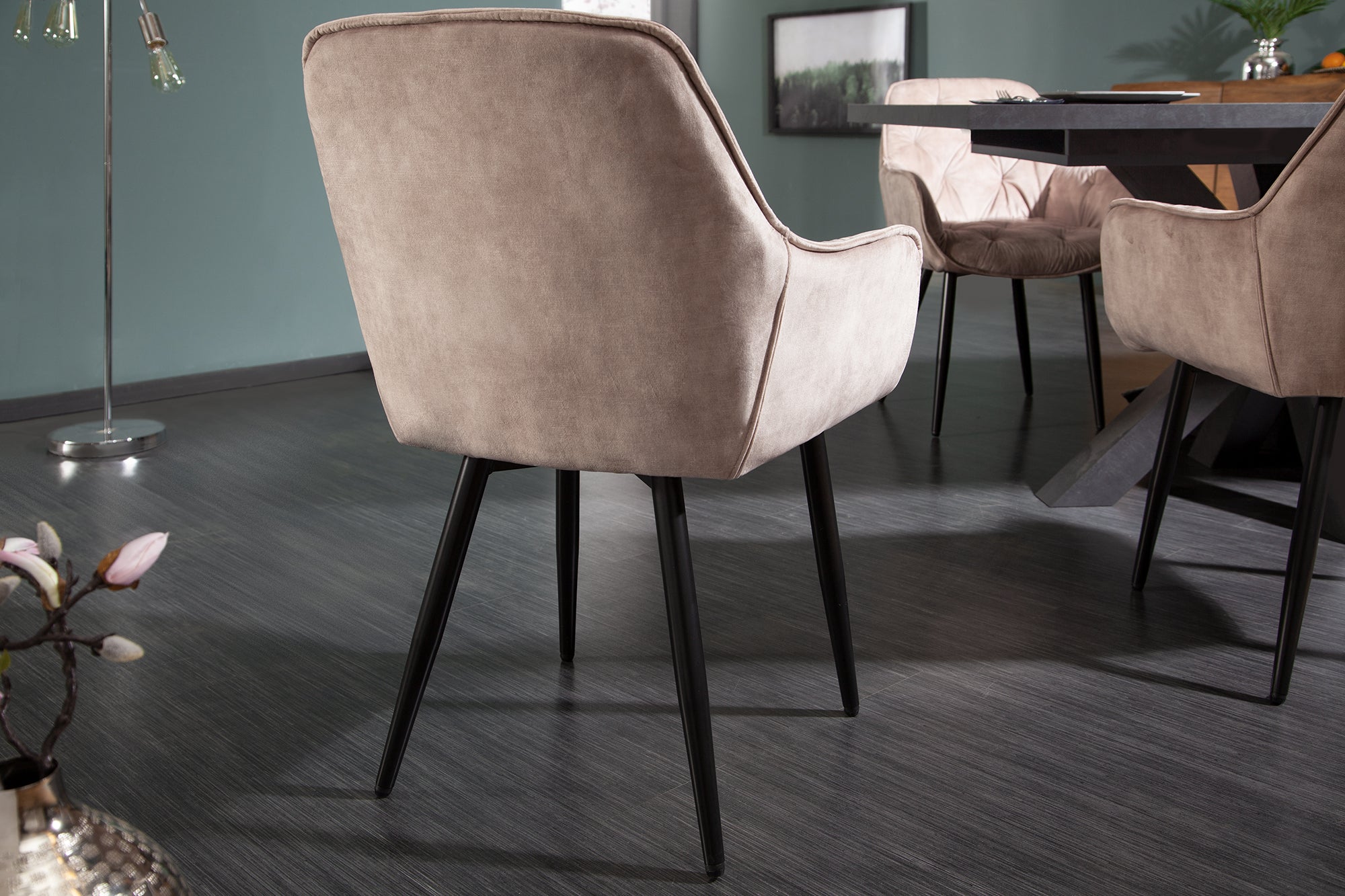 Chaise design MILANO velours beige champagne avec accoudoir tapissée pieds métal noir
