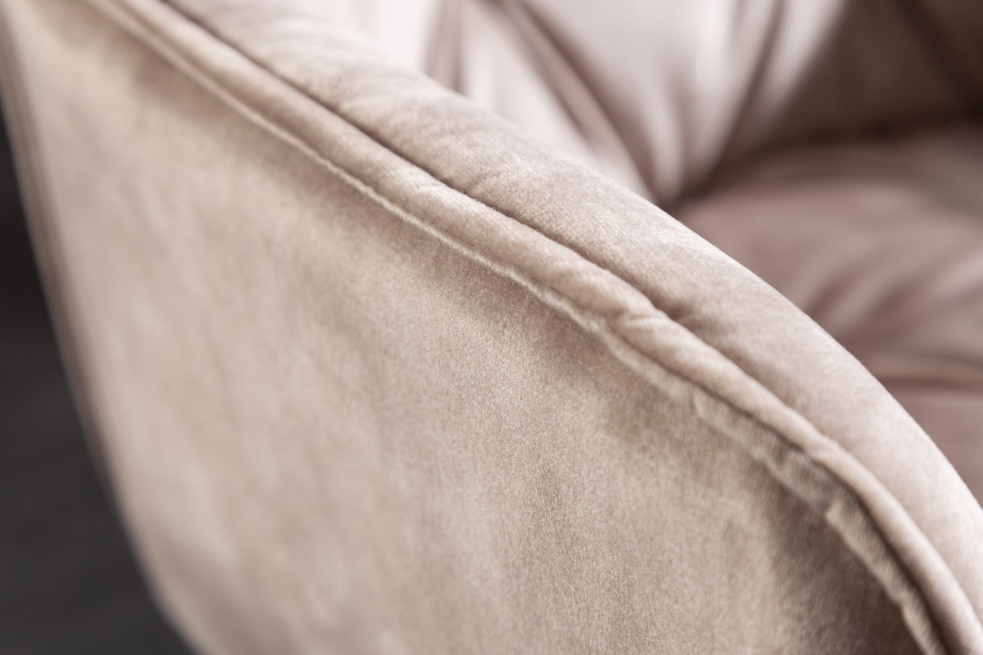 Chaise design MILANO velours beige champagne avec accoudoir tapissée pieds métal noir