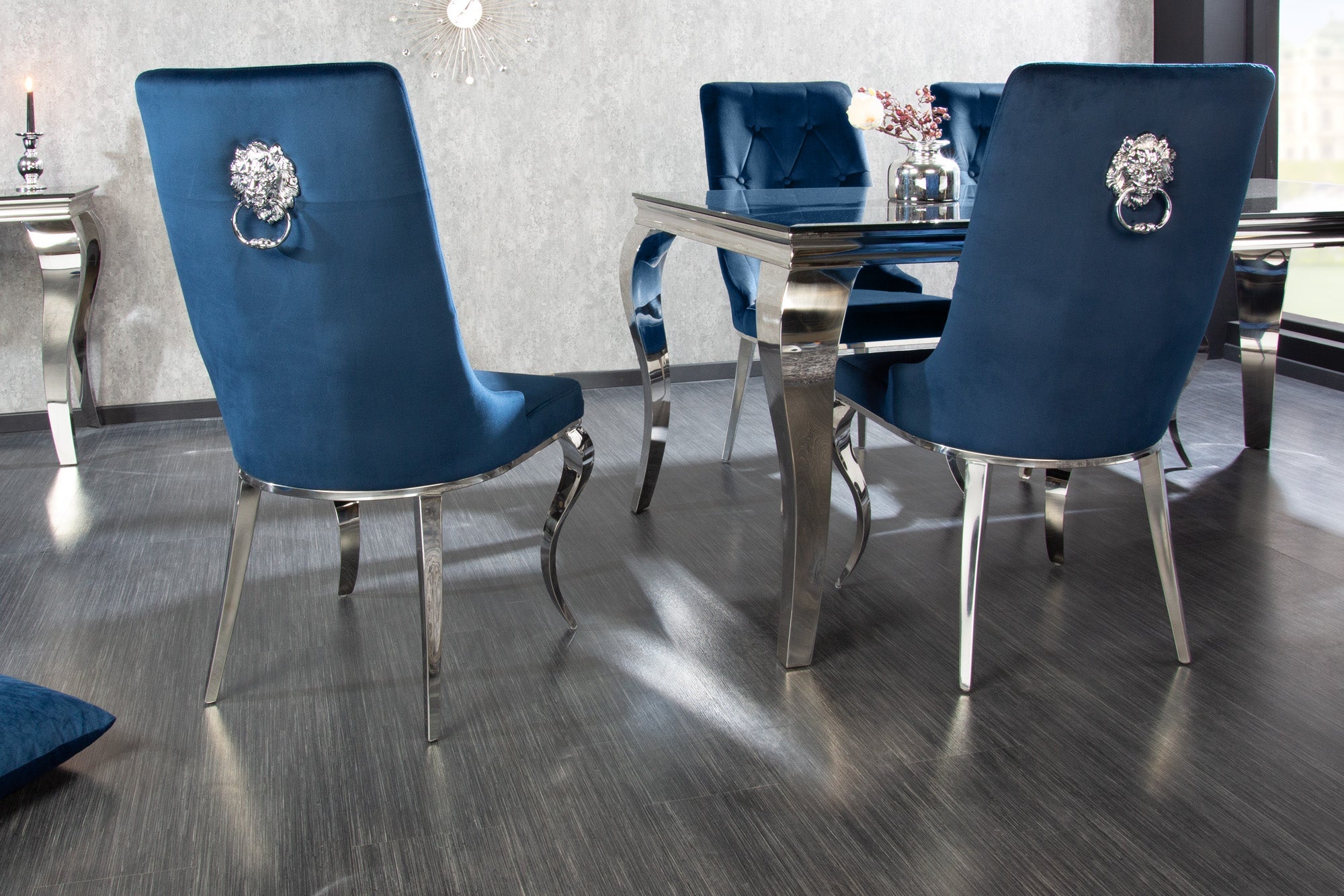 Juego de 2x sillas de diseño BARROCO MODERNO en terciopelo azul real con cabeza de león plateada
