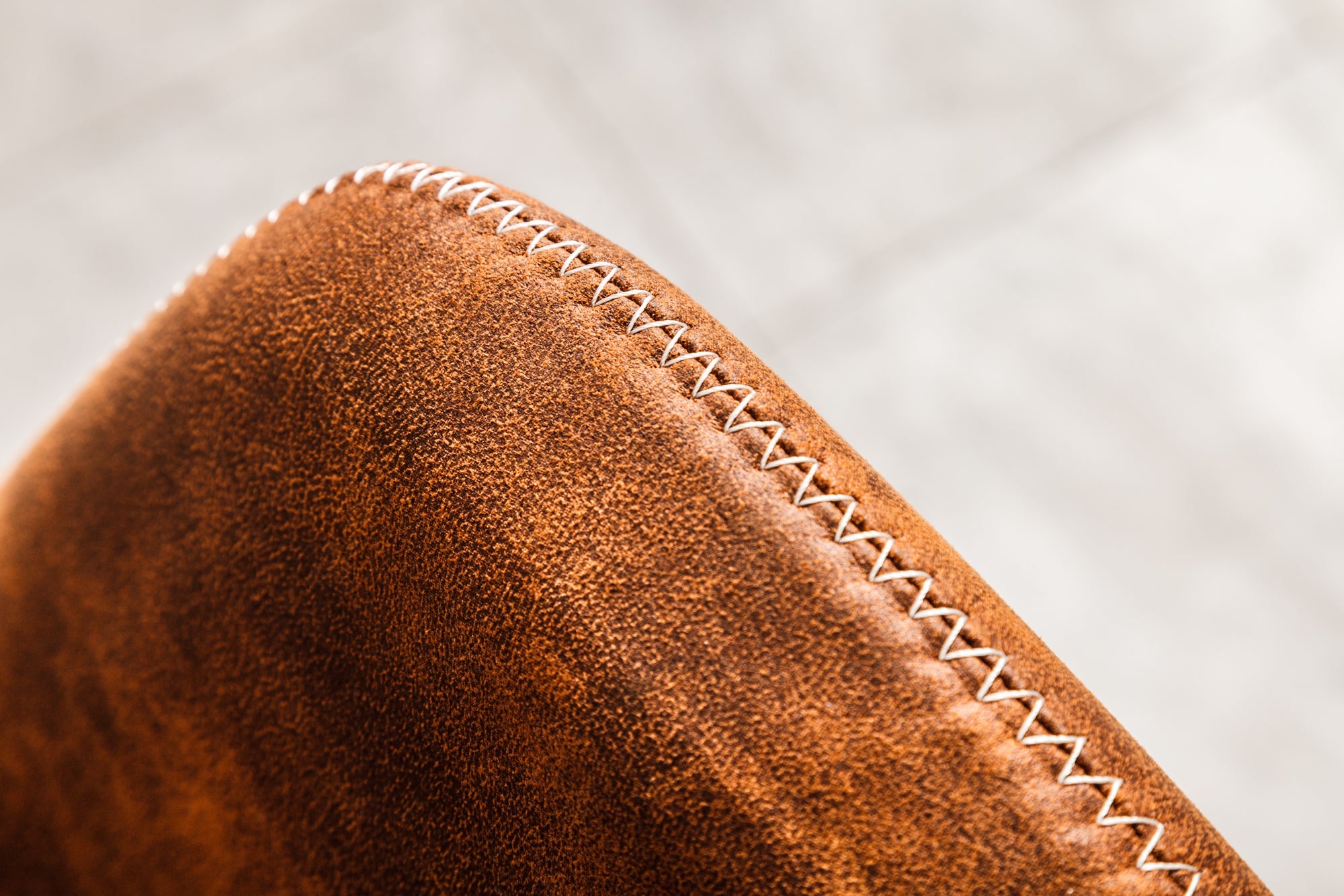 Silla de diseño MUSTANG de microfibra marrón antiguo con reposabrazos