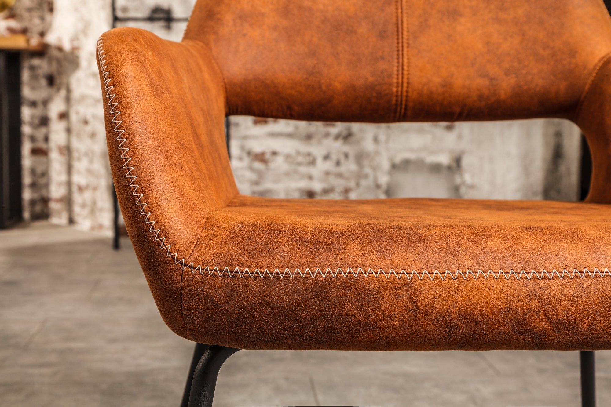 Silla de diseño MUSTANG de microfibra marrón antiguo con reposabrazos