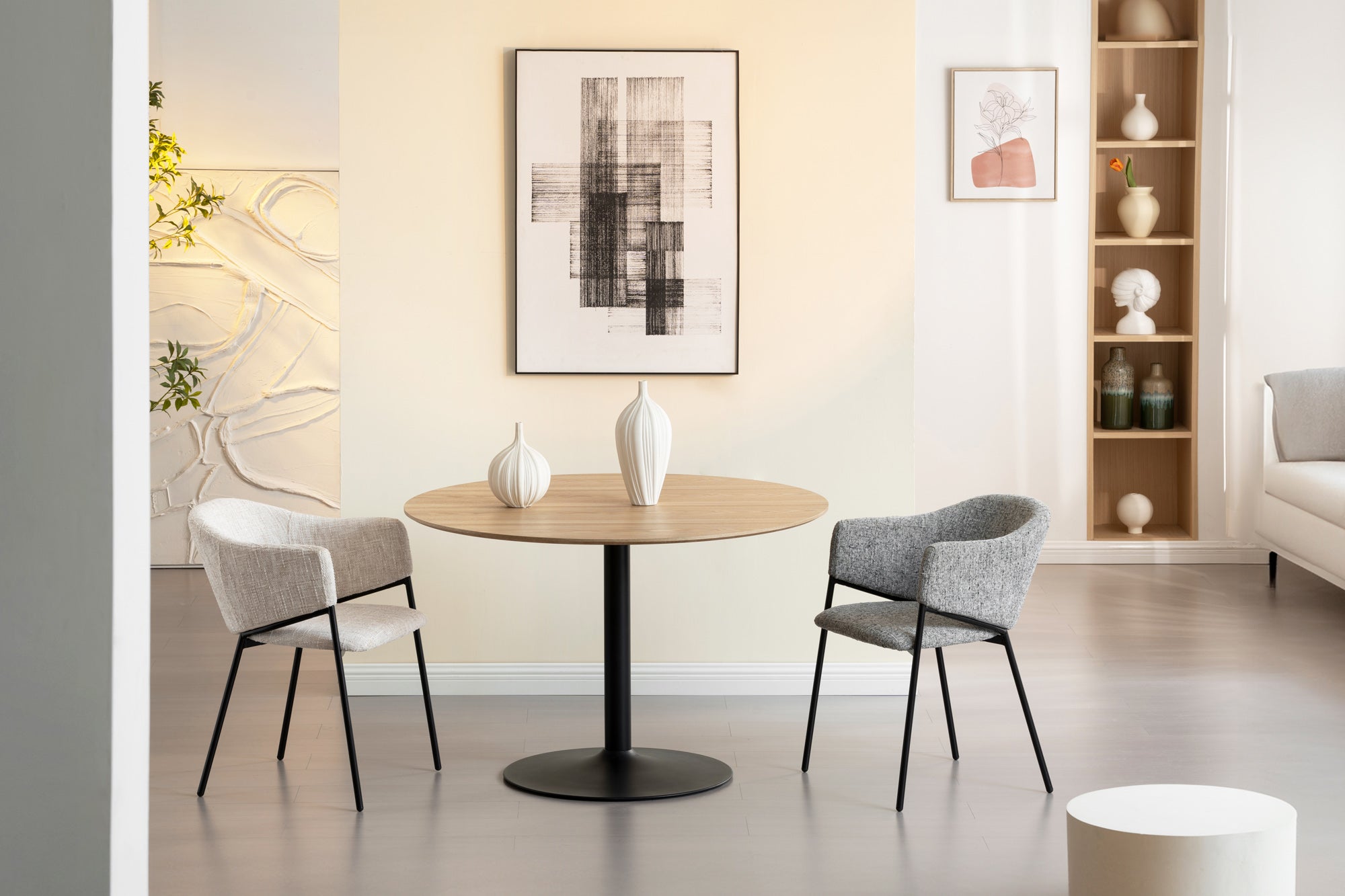 Lote de 2 sillas de chenilla beige de diseño NOBLESSE con estructura de metal negro