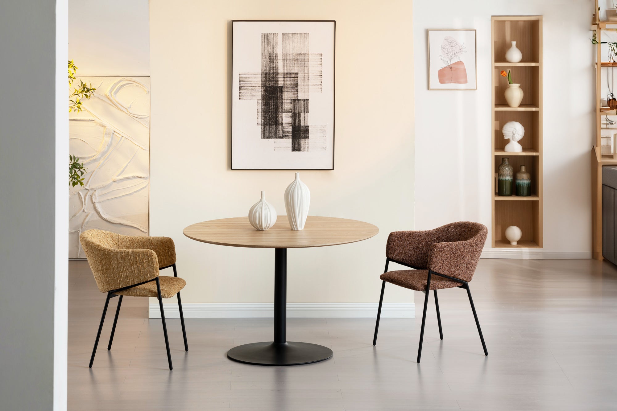 chaise-design-noblesse-en-chenille-jaune-moutarde,-structure-en-metal-noir_47580 (inv)