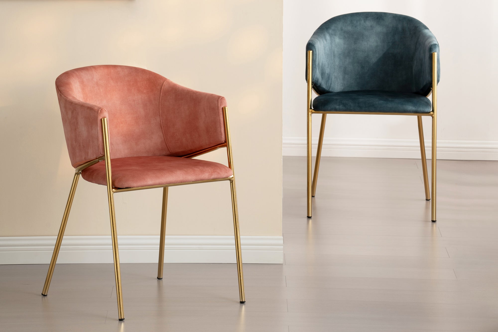 Lote de 2 sillas de diseño NOBLESSE de terciopelo color petróleo con estructura de metal cromado dorado