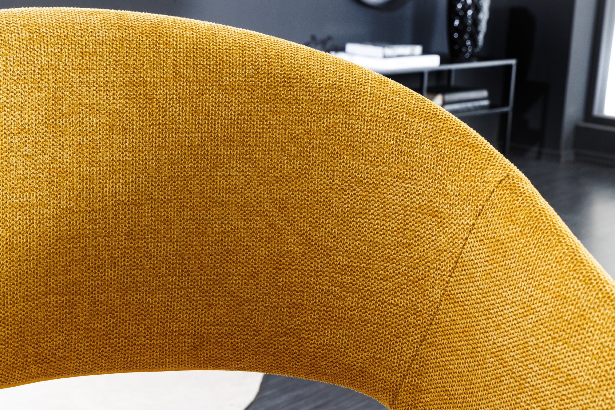 Lote de 2 sillas de diseño NORDIC STAR de tejido estructurado amarillo mostaza en madera maciza negra con reposabrazos tapizados