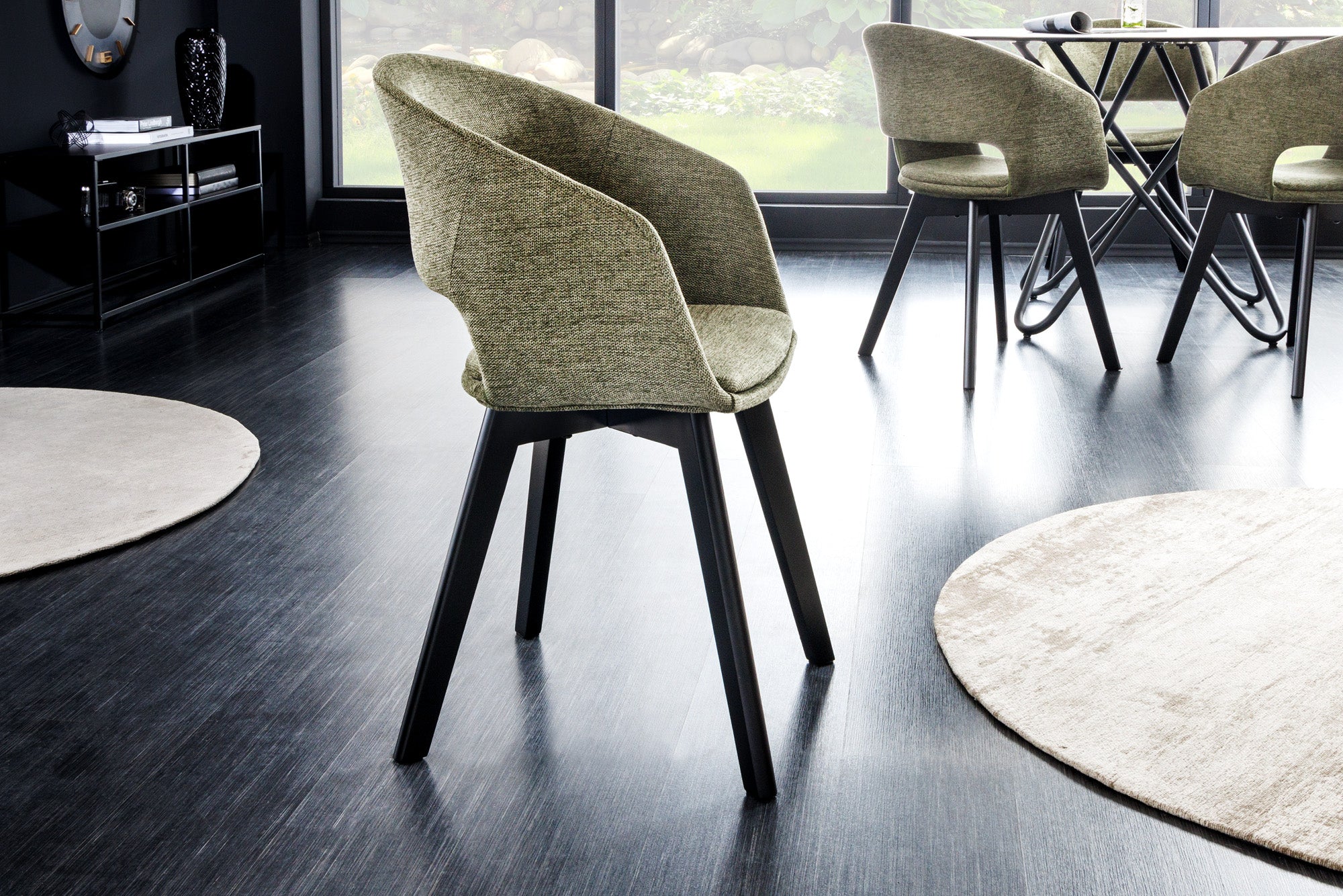 Juego de 2 sillas de diseño NORDIC STAR de tela estructurada verde en madera maciza negra con reposabrazos tapizados
