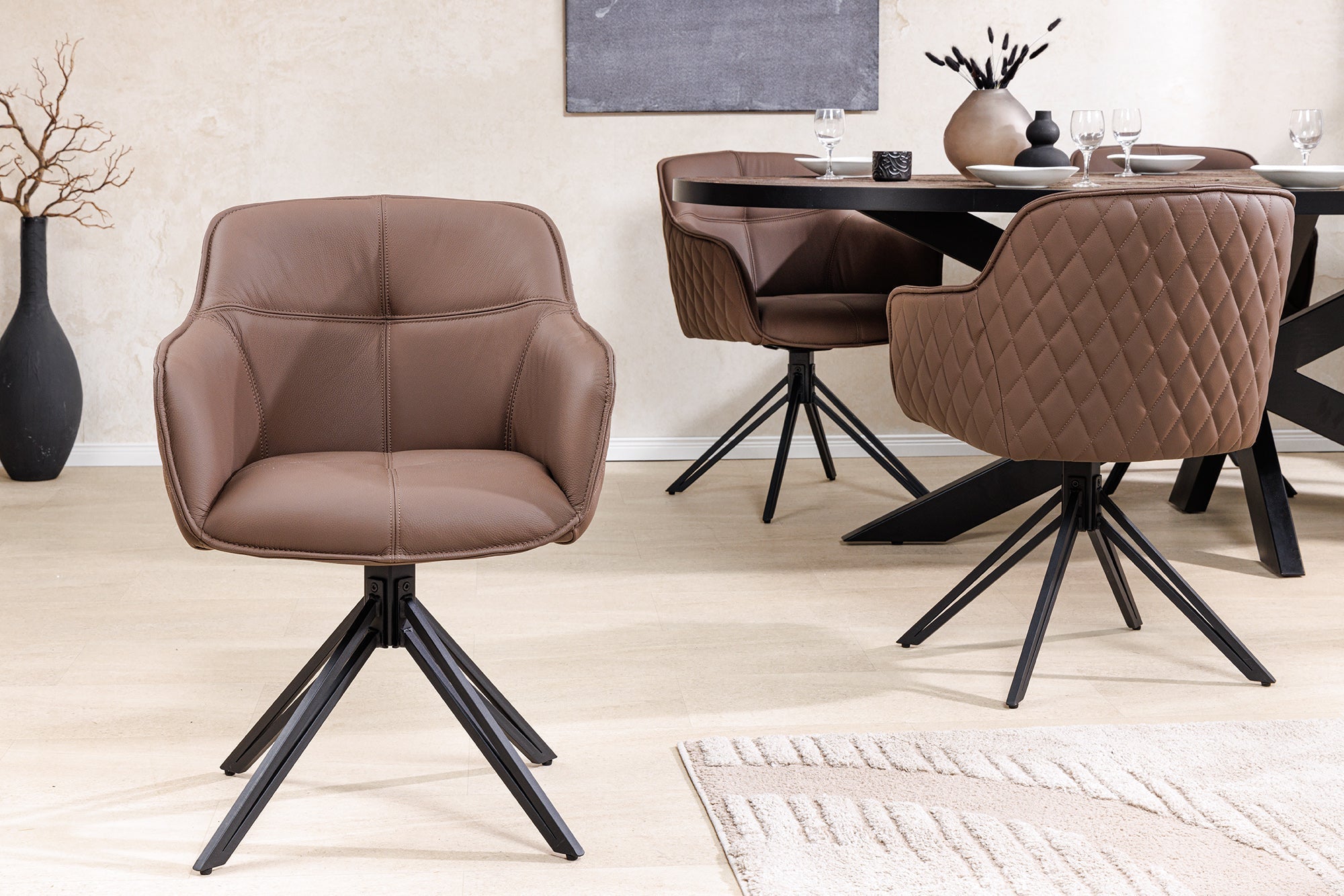 chaise-design-pivotante-euphoria-en-cuir-veritable-marron,-structure-en-metal-noir-avec-accoudoirs_45861 (inv)