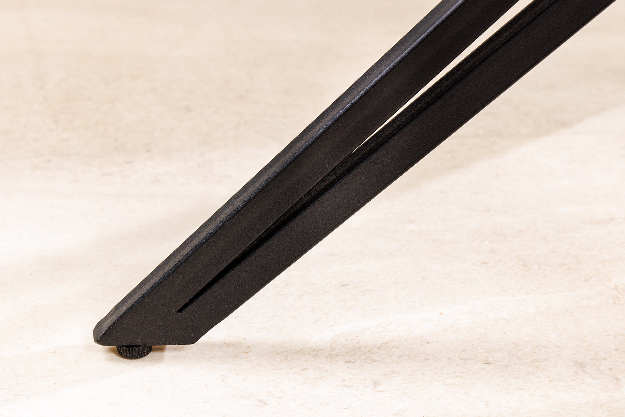Juego de 2 sillas giratorias de diseño EUPHORIA de cuero auténtico color topo, estructura de metal negro con reposabrazos