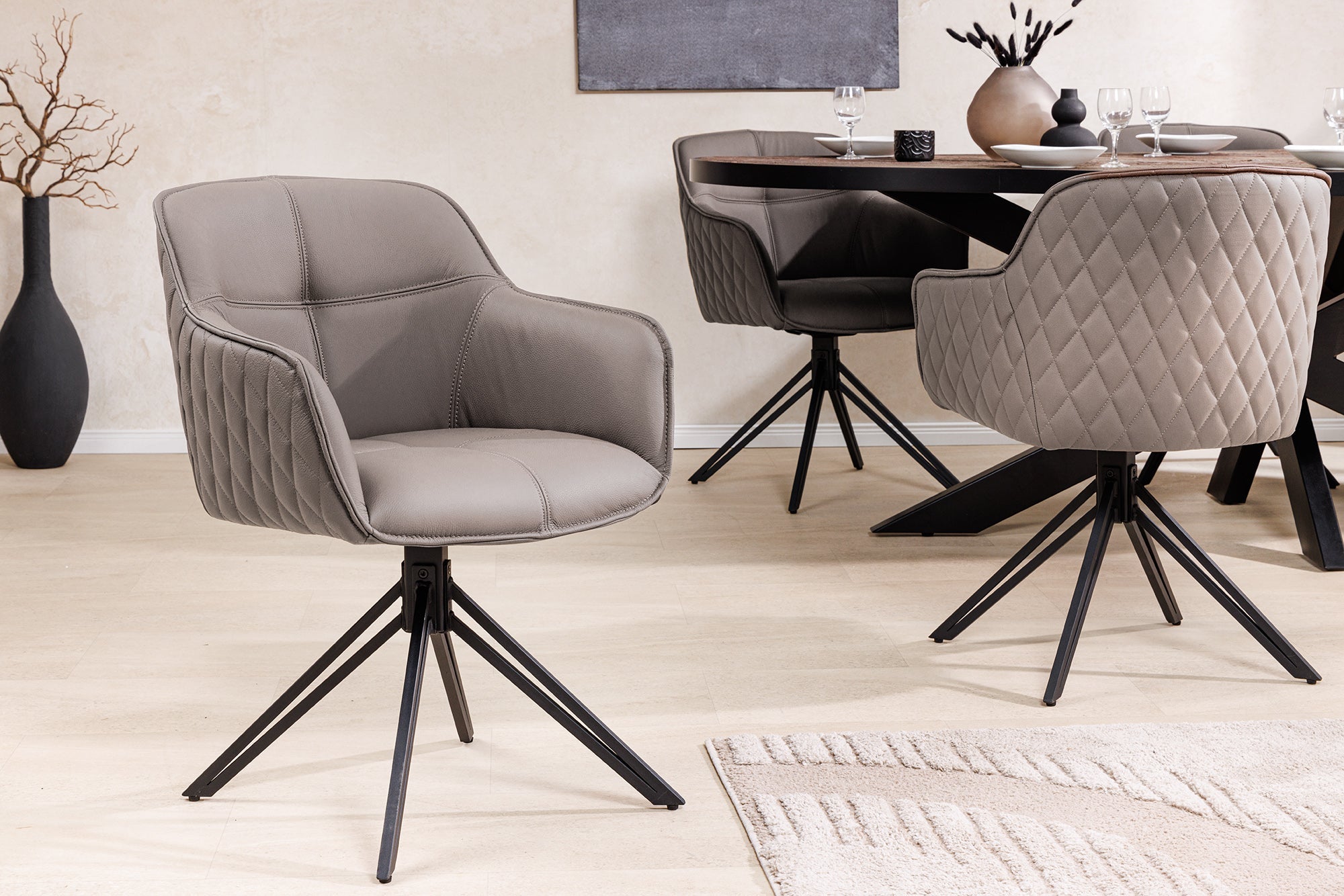 Juego de 2 sillas giratorias de diseño EUPHORIA de cuero auténtico color topo, estructura de metal negro con reposabrazos