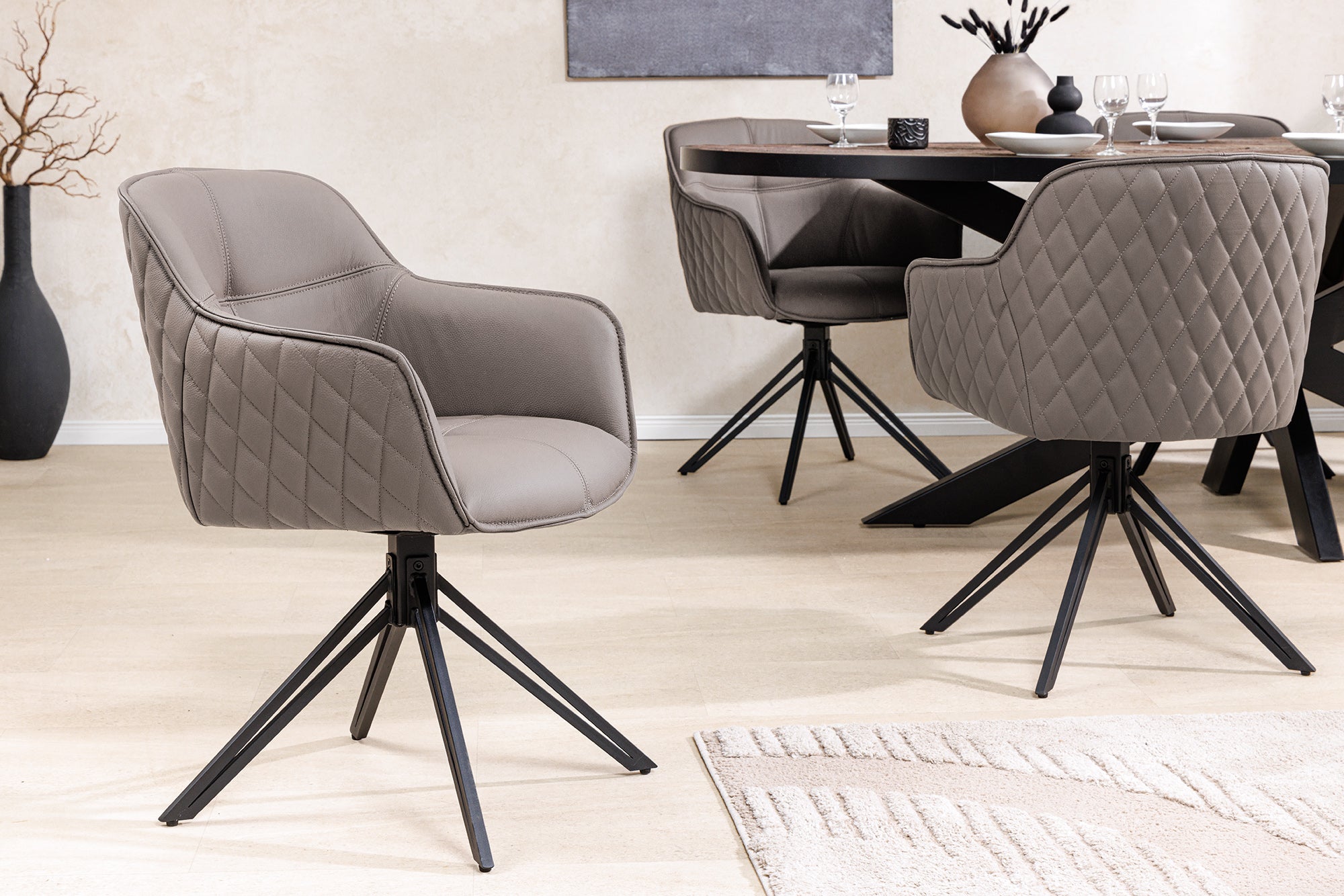 Juego de 2 sillas giratorias de diseño EUPHORIA de cuero auténtico color topo, estructura de metal negro con reposabrazos