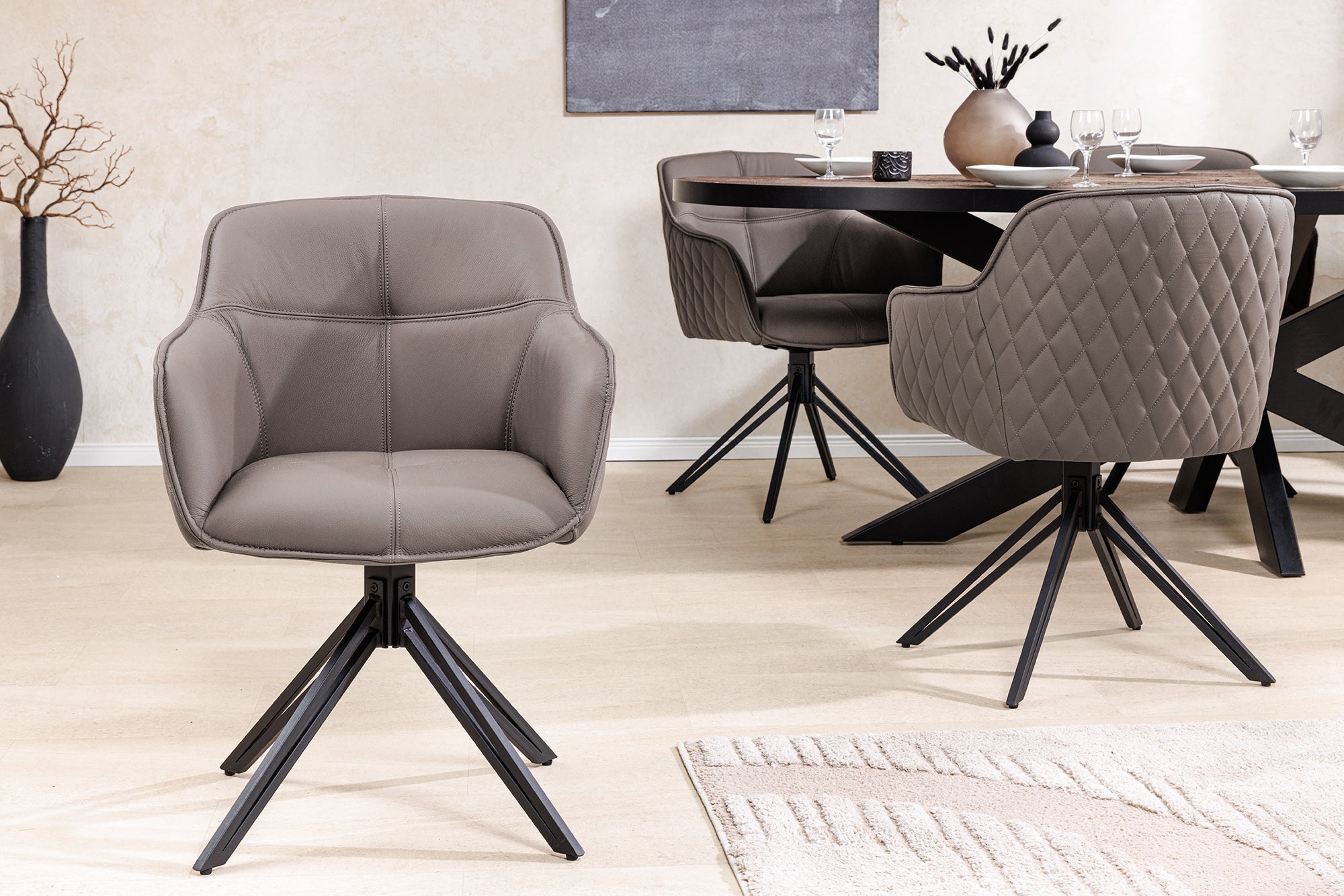 Juego de 2 sillas giratorias de diseño EUPHORIA de cuero auténtico color topo, estructura de metal negro con reposabrazos