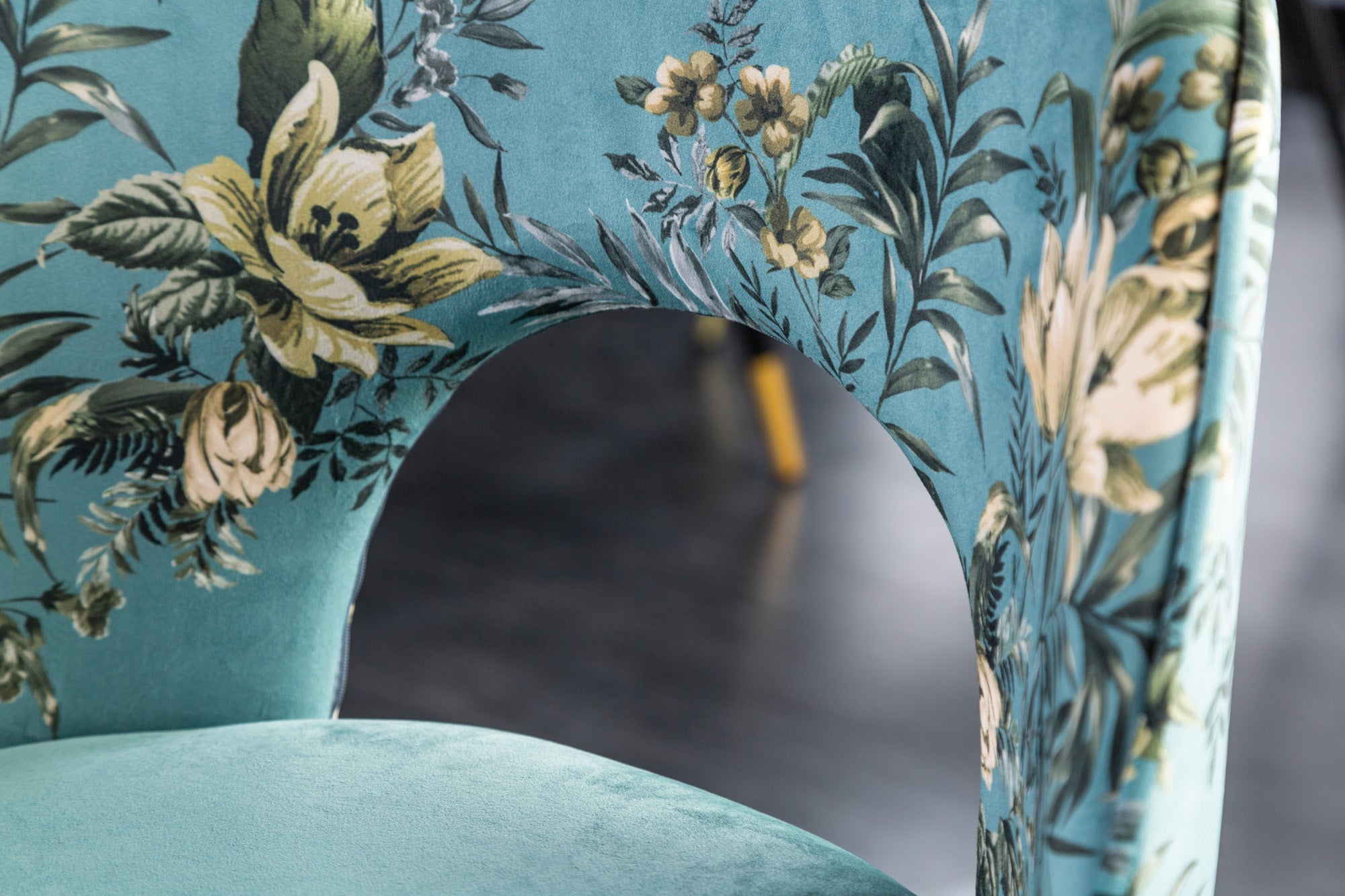 Lote de 2 sillas de diseño READY-TO-WEAR en terciopelo turquesa con motivo floral y remates dorados en las patas