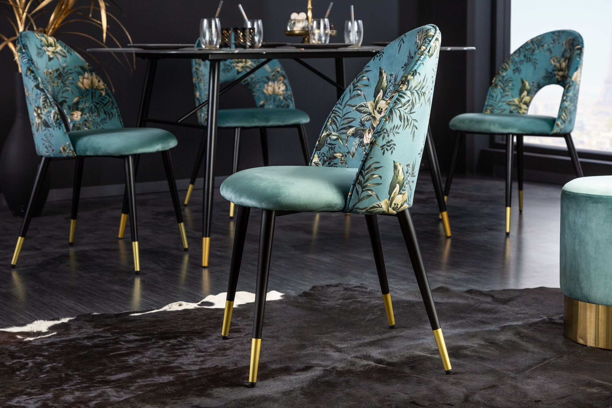 Lote de 2 sillas de diseño READY-TO-WEAR en terciopelo turquesa con motivo floral y remates dorados en las patas