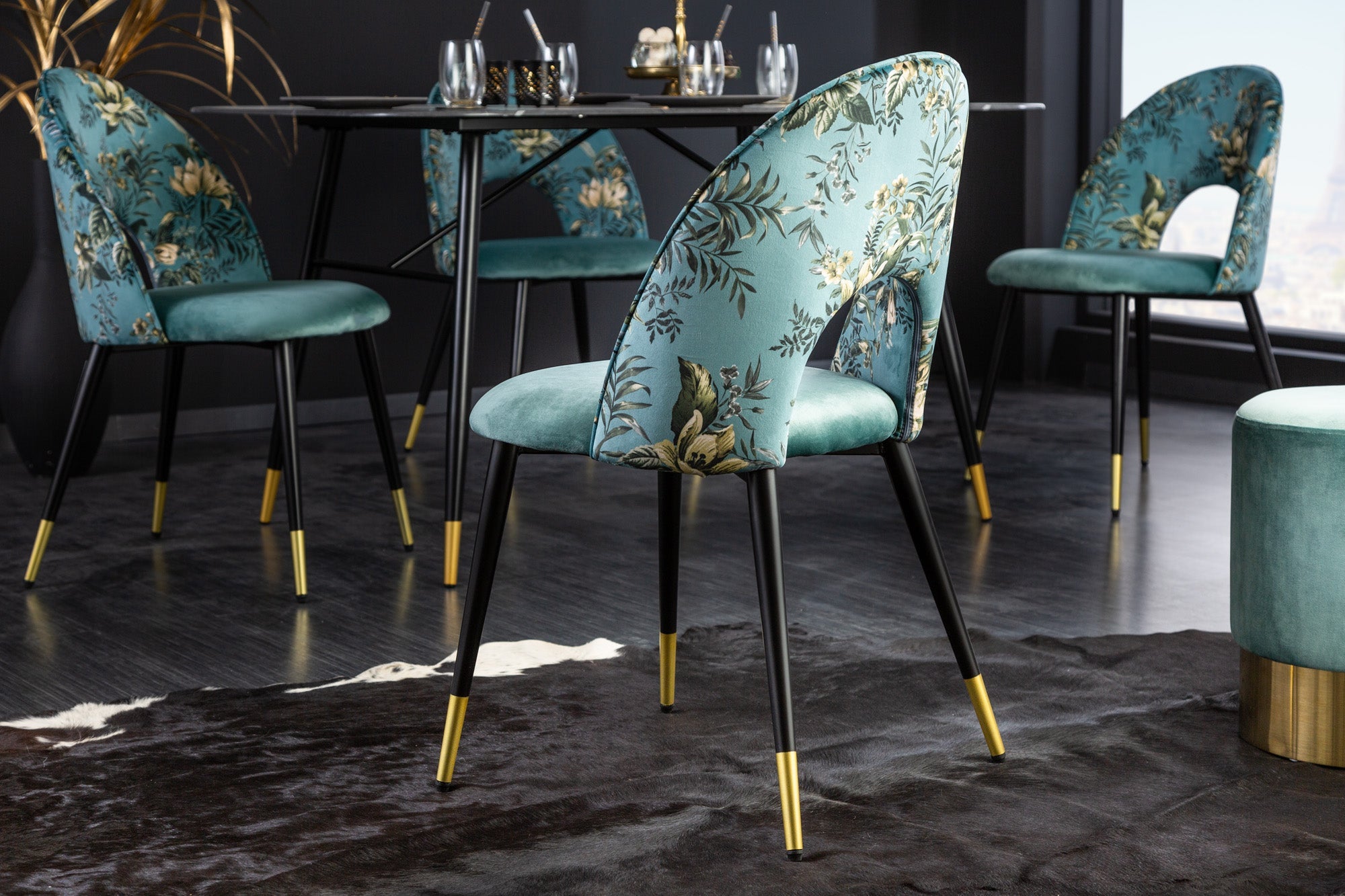 Lote de 2 sillas de diseño READY-TO-WEAR en terciopelo turquesa con motivo floral y remates dorados en las patas