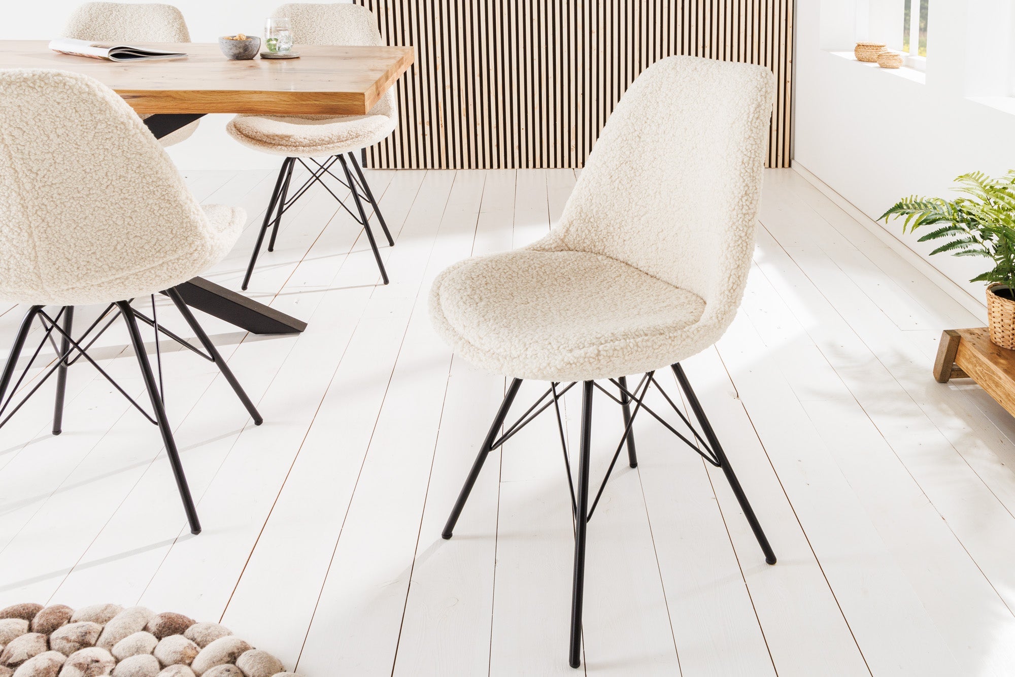 Juego de 2 sillas SCANDINAVIA MEISTERSTÜCK de diseño crema con patas rizadas de metal negro