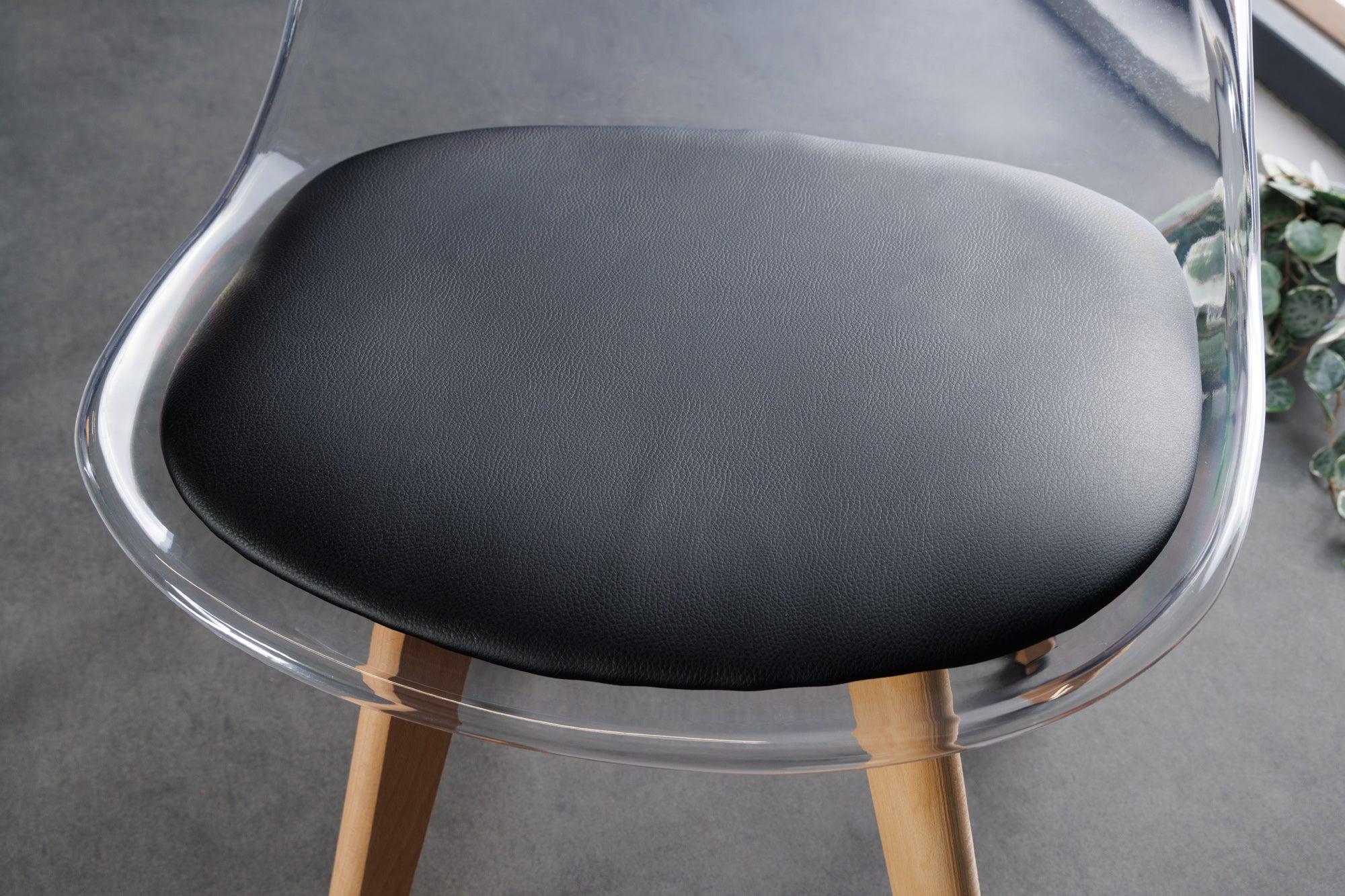 Juego de 2 sillas de diseño SCANDINAVIA MEISTERSTÜCK de plástico negro transparente y madera de haya natural