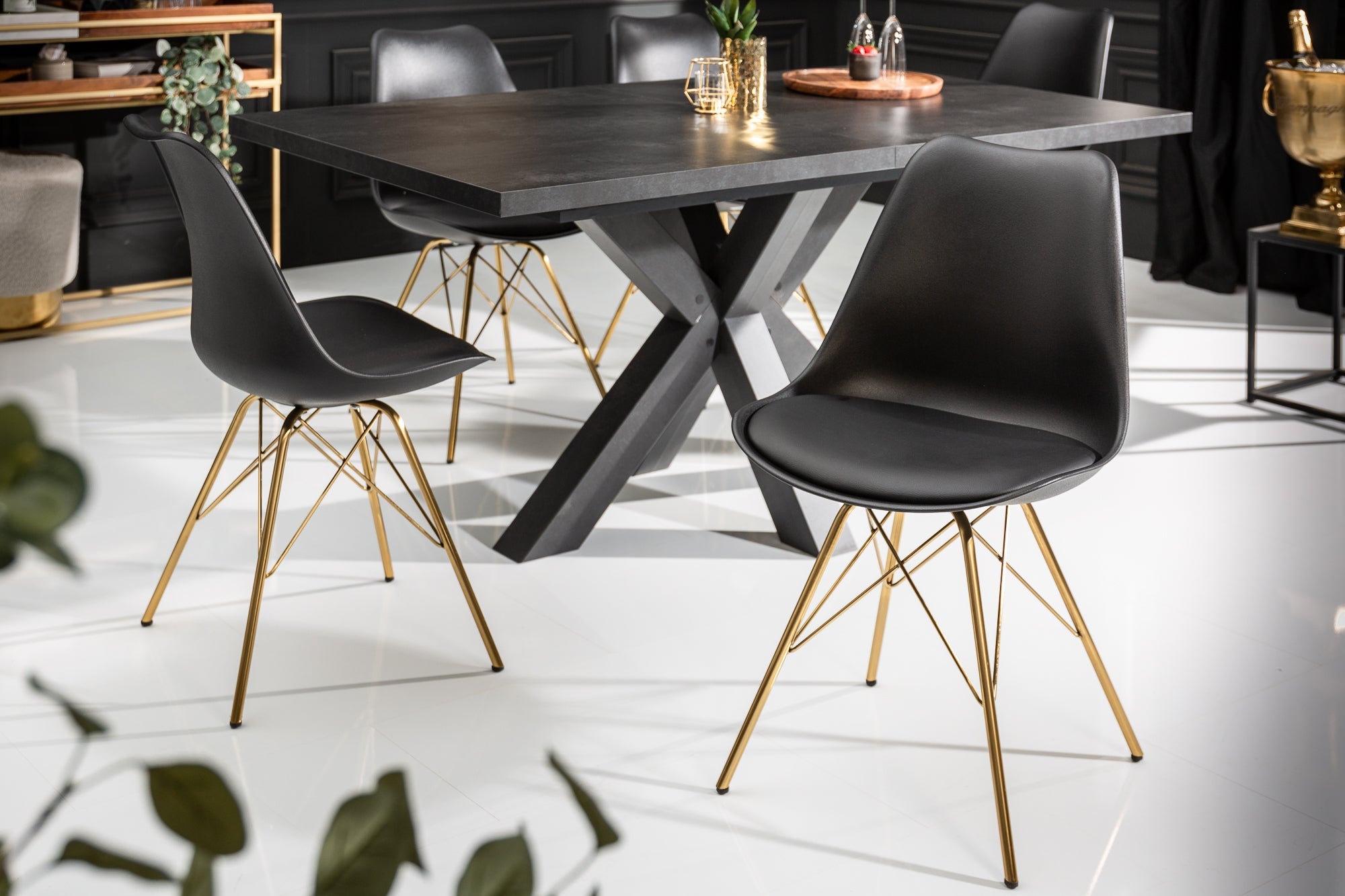 Juego de 2 sillas de diseño SCANDINAVIA MEISTERSTÜCK, patas negras y doradas