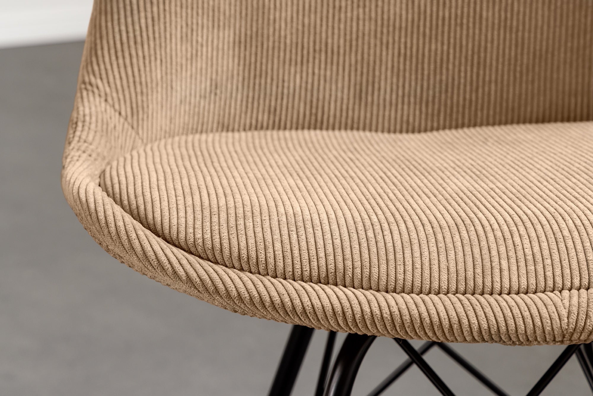 Lote de 2x sillas de diseño SCANDINAVIA MEISTERSTÜCK pana marrón estructura de metal negro