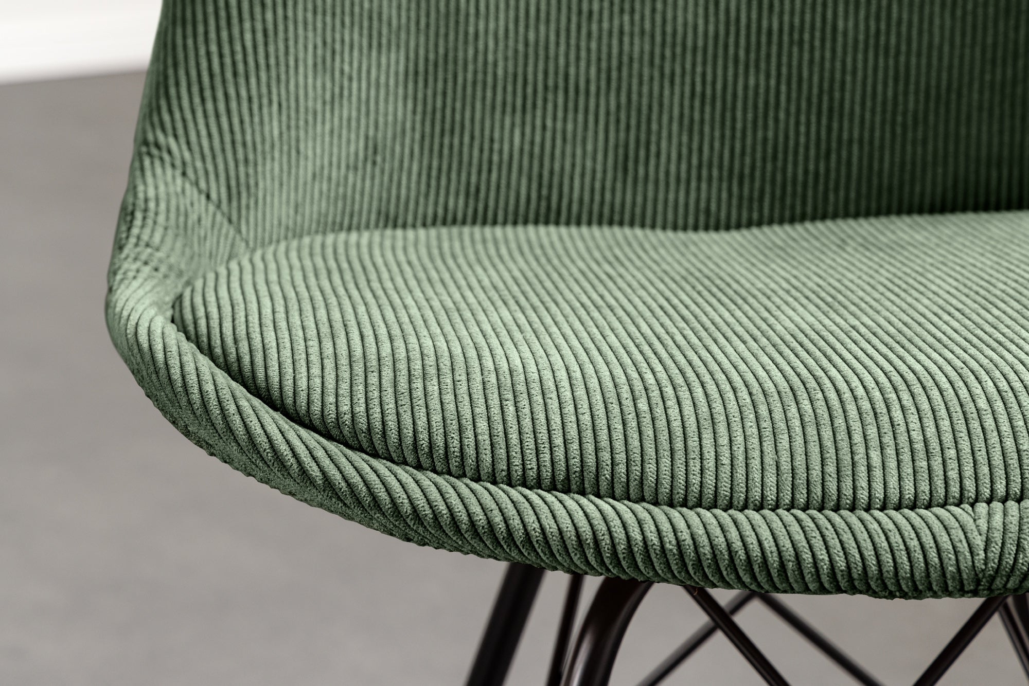 Lote de 2x sillas de diseño SCANDINAVIA MEISTERSTÜCK pana verde estructura de metal negro