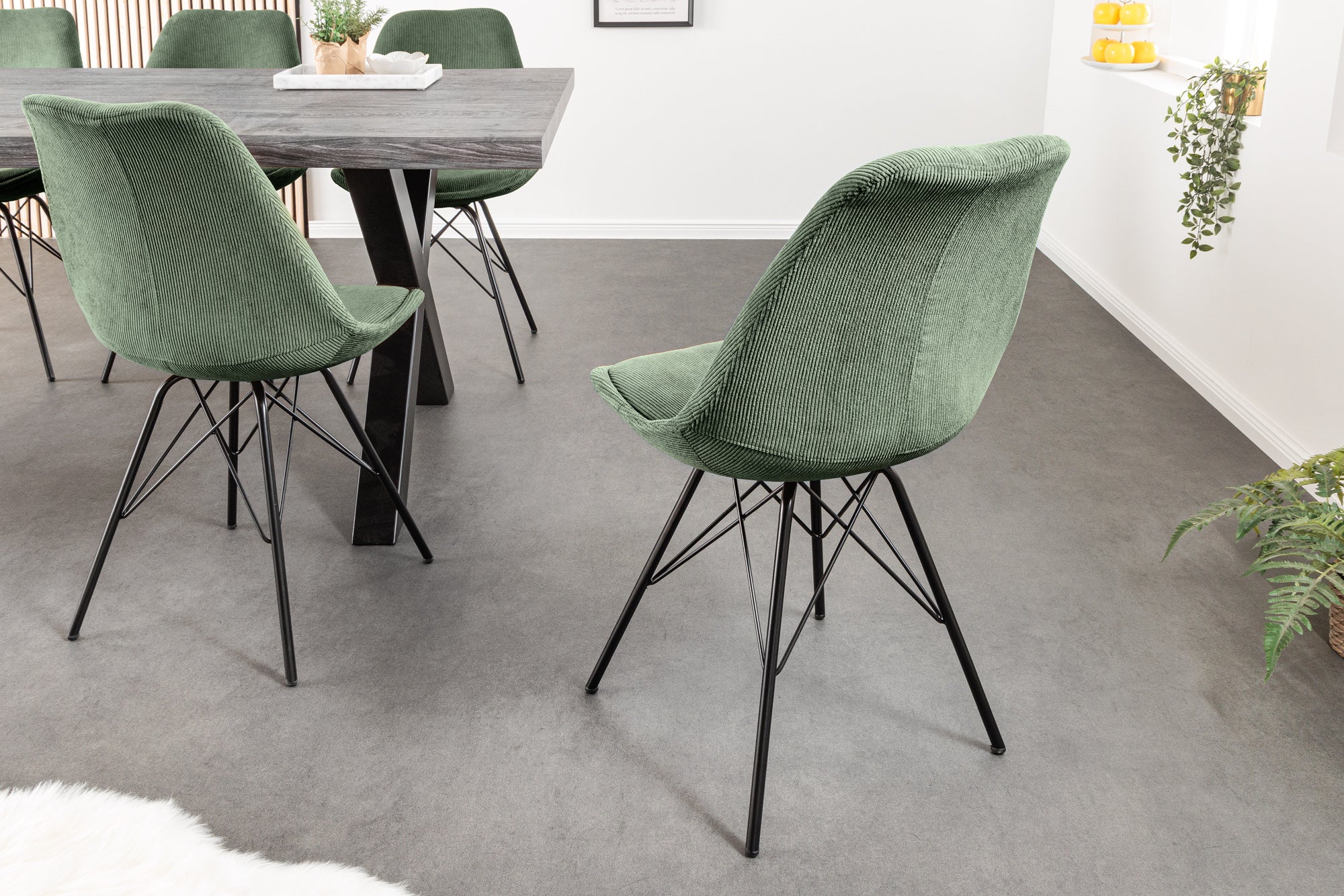 Lote de 2x sillas de diseño SCANDINAVIA MEISTERSTÜCK pana verde estructura de metal negro