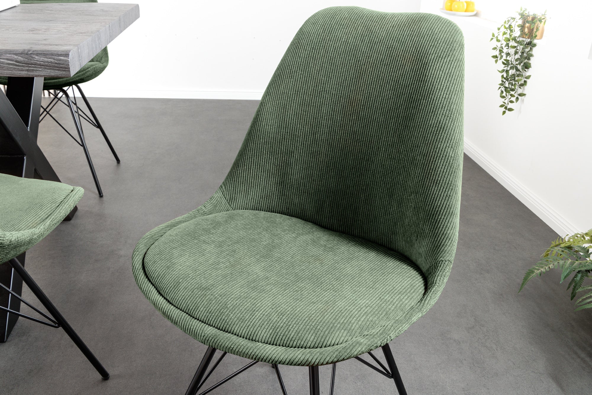 Lote de 2x sillas de diseño SCANDINAVIA MEISTERSTÜCK pana verde estructura de metal negro