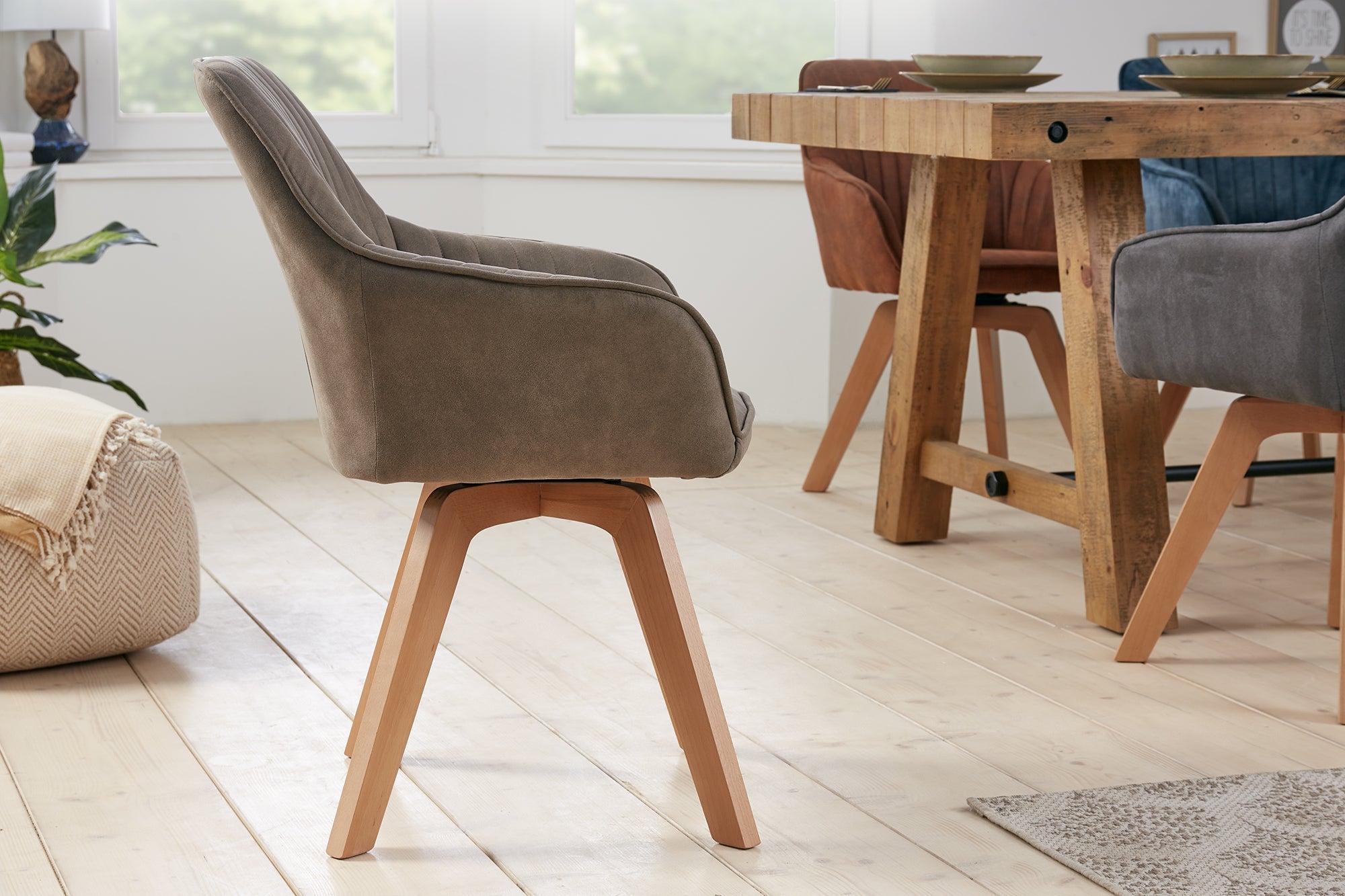 Chaise design tournante LIVORNO pieds en hêtre taupe vintage avec accoudoirs