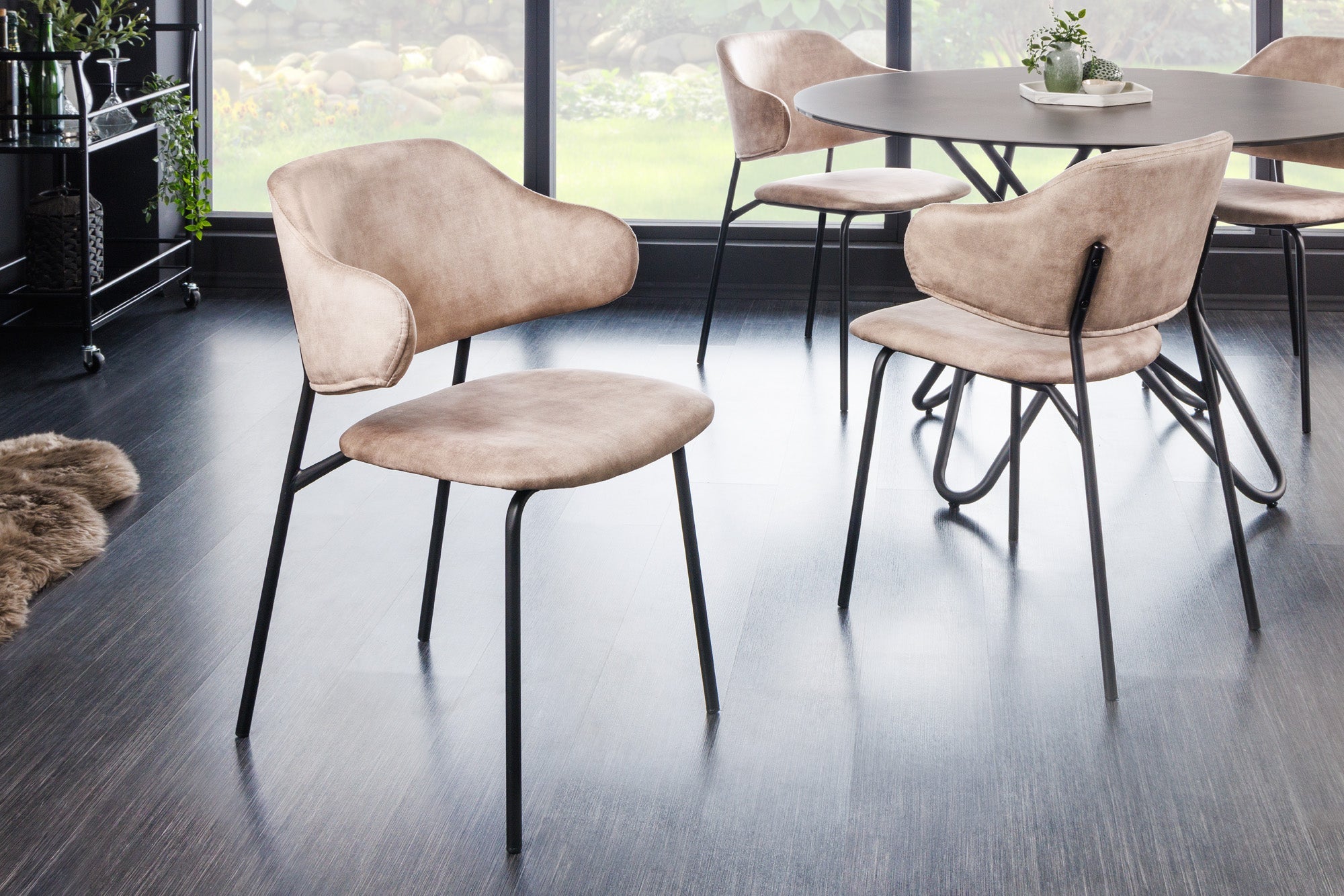 Lote de 2 sillas de diseño VOGUE de terciopelo champán con patas de metal negro