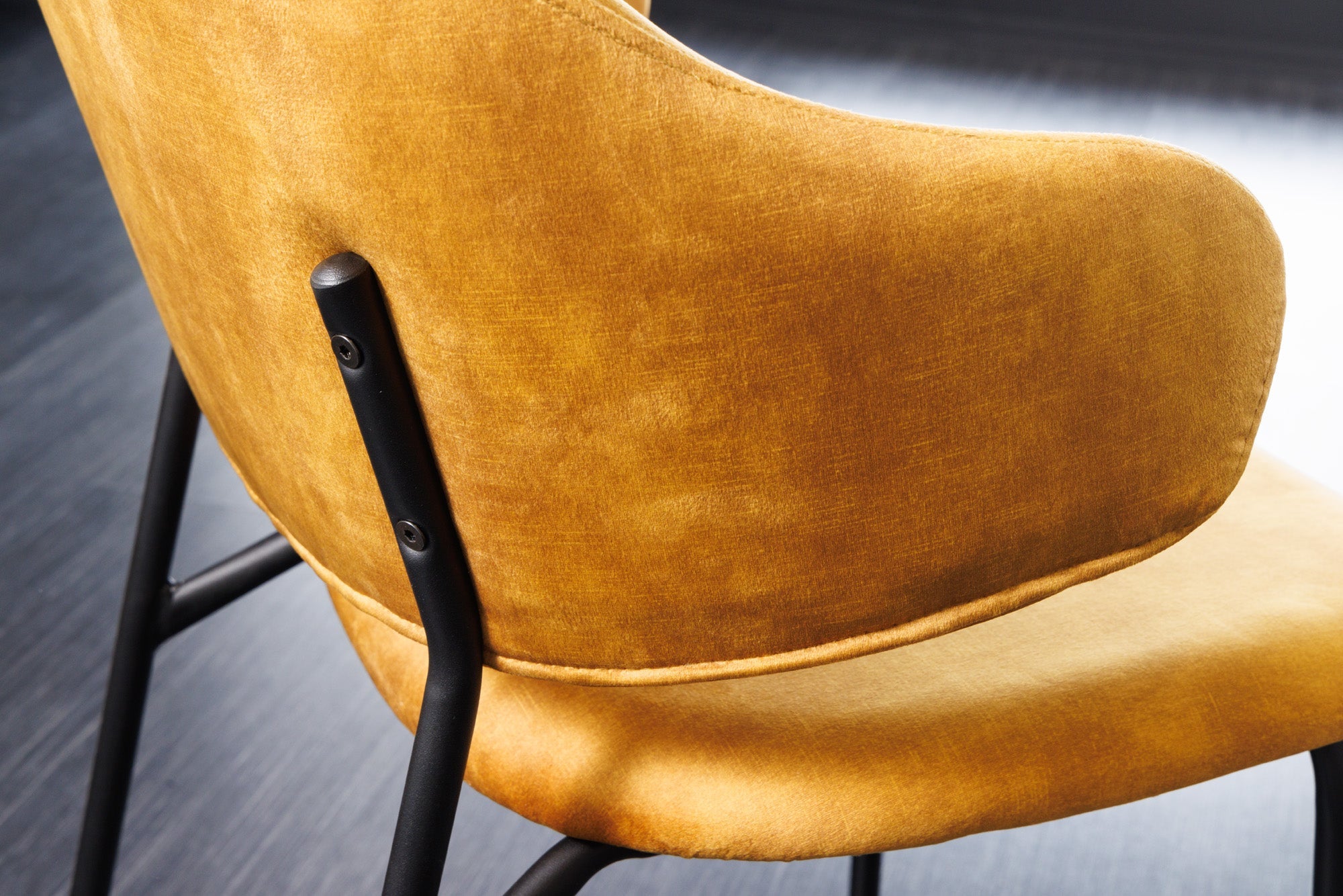 Lote de 2 sillas de diseño VOGUE de terciopelo amarillo mostaza con patas de metal negro