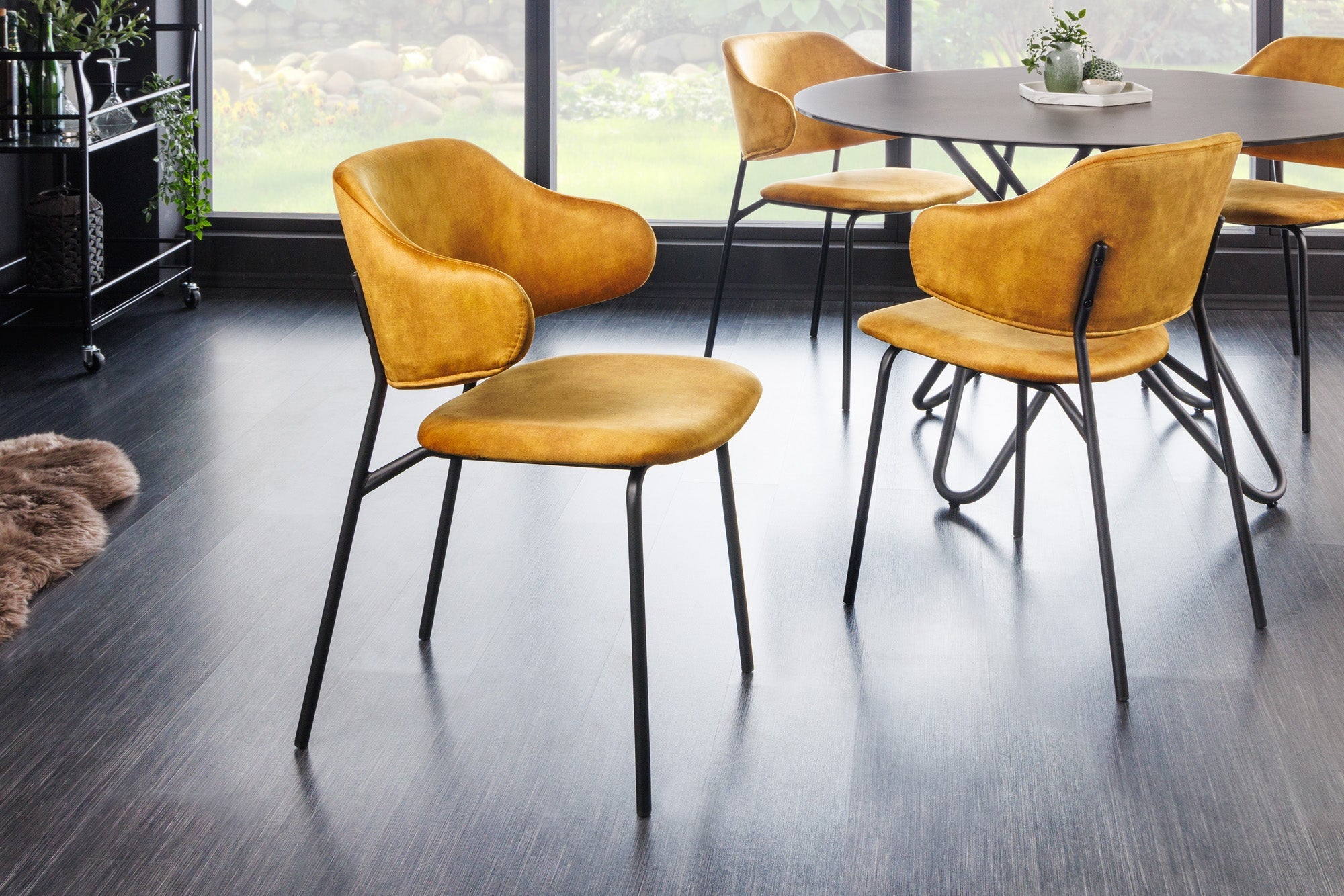 Lote de 2 sillas de diseño VOGUE de terciopelo amarillo mostaza con patas de metal negro