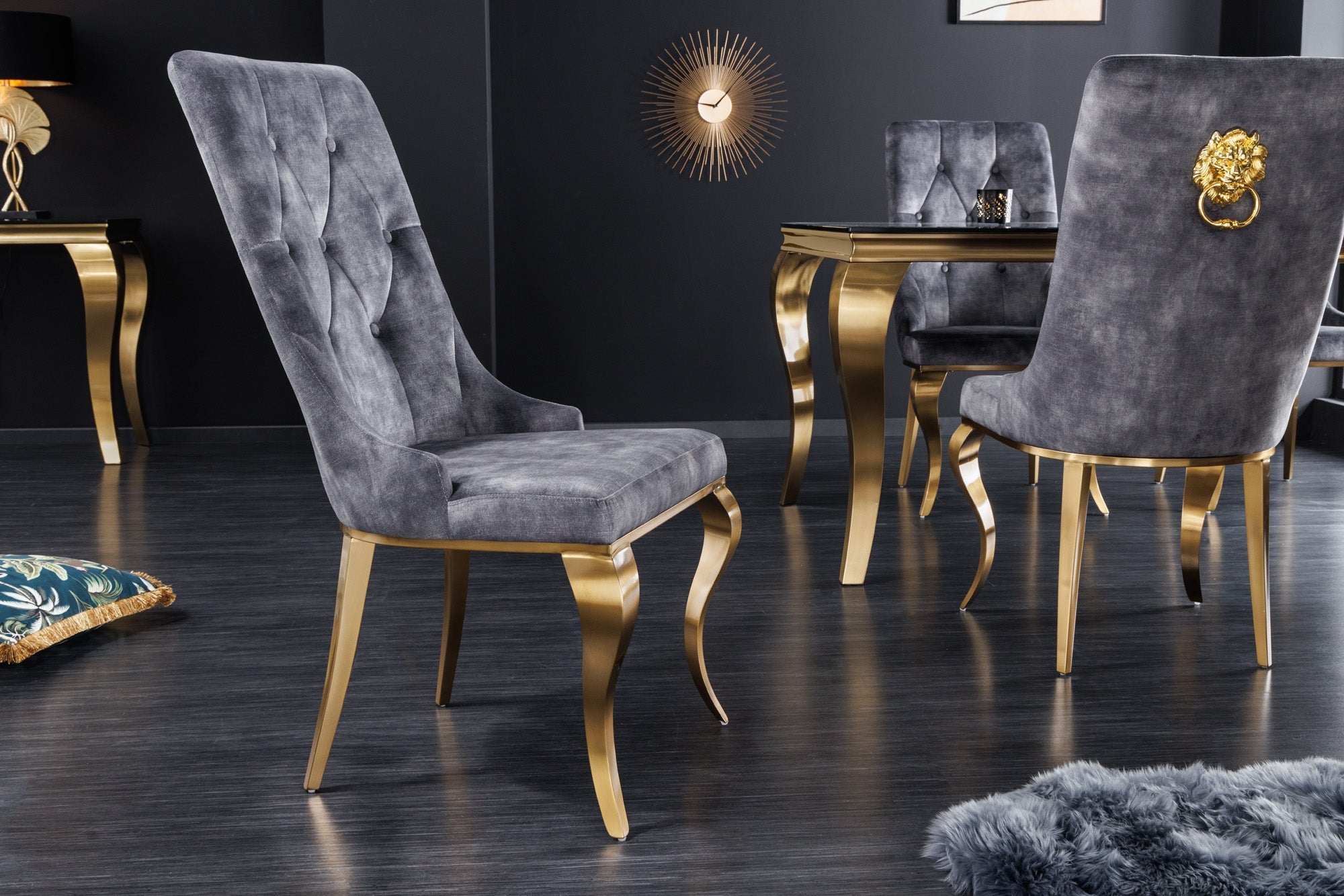 Juego de 2 elegantes sillas modernas de estilo barroco en terciopelo gris con cabeza de león dorada