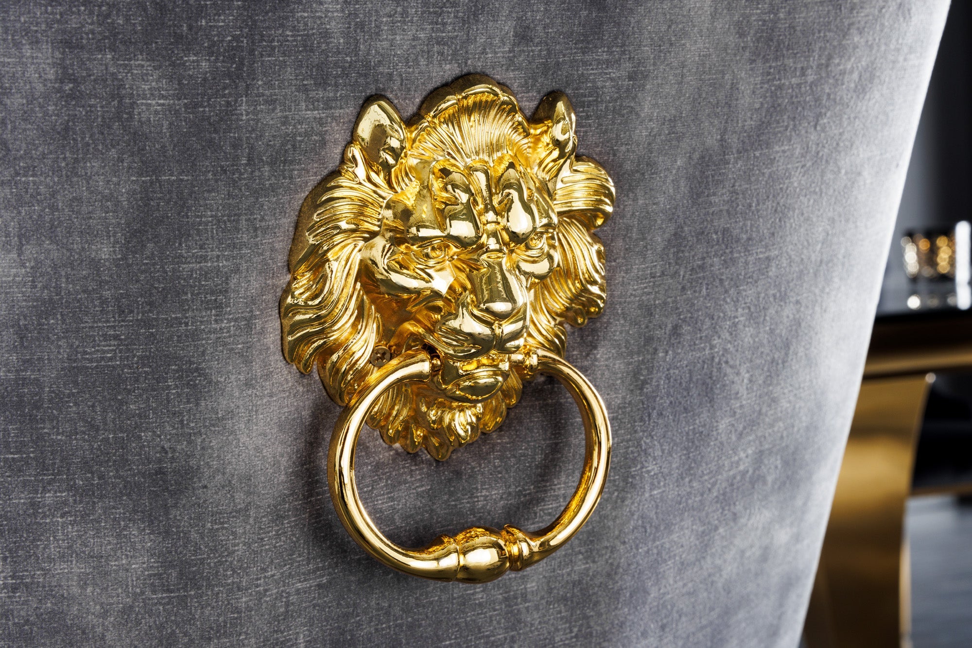 Lot de 2x chaises élégante de style baroque moderne en velours gris avec tête de lion dorée